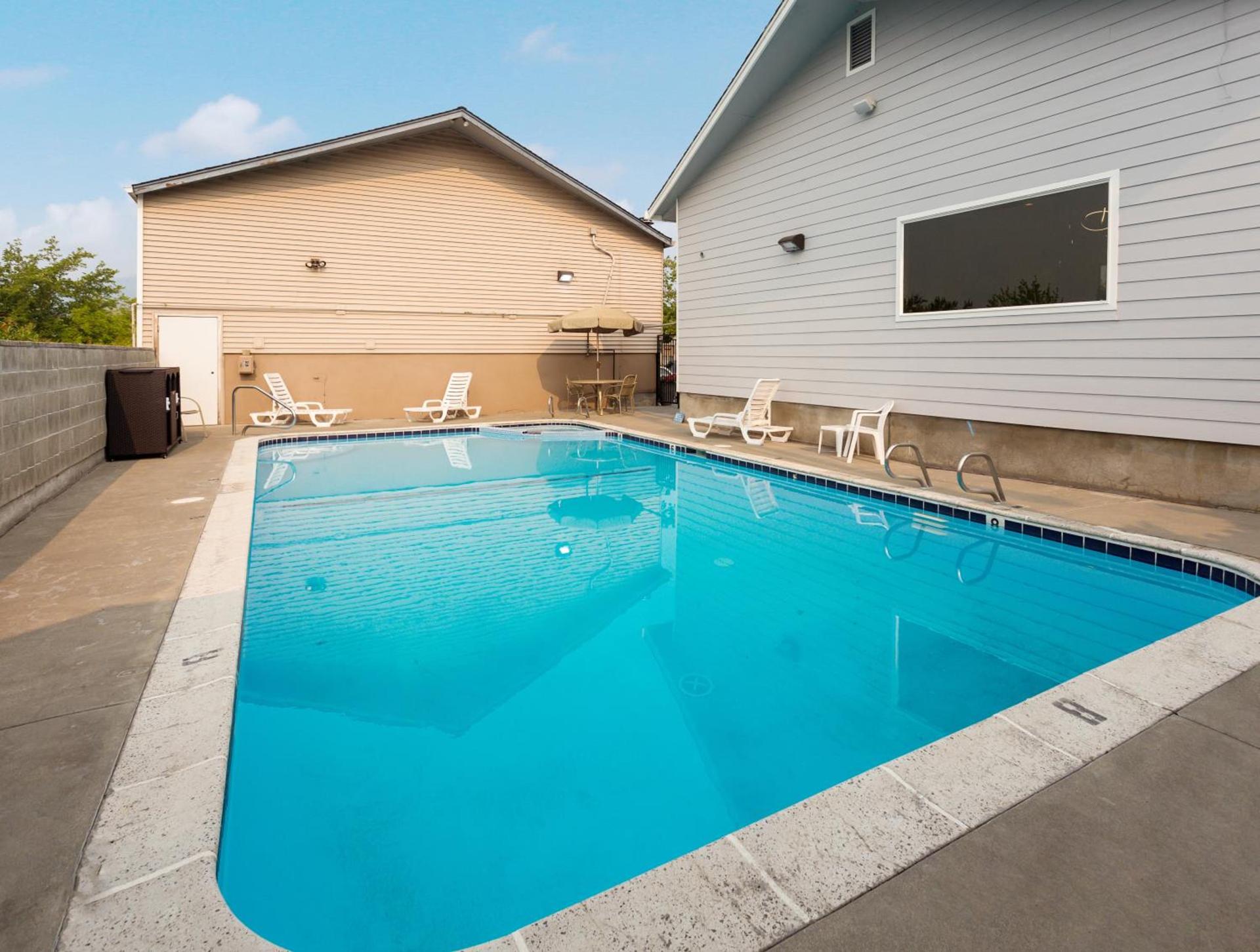 Red Lion Inn & Suites Grants Pass photo 4