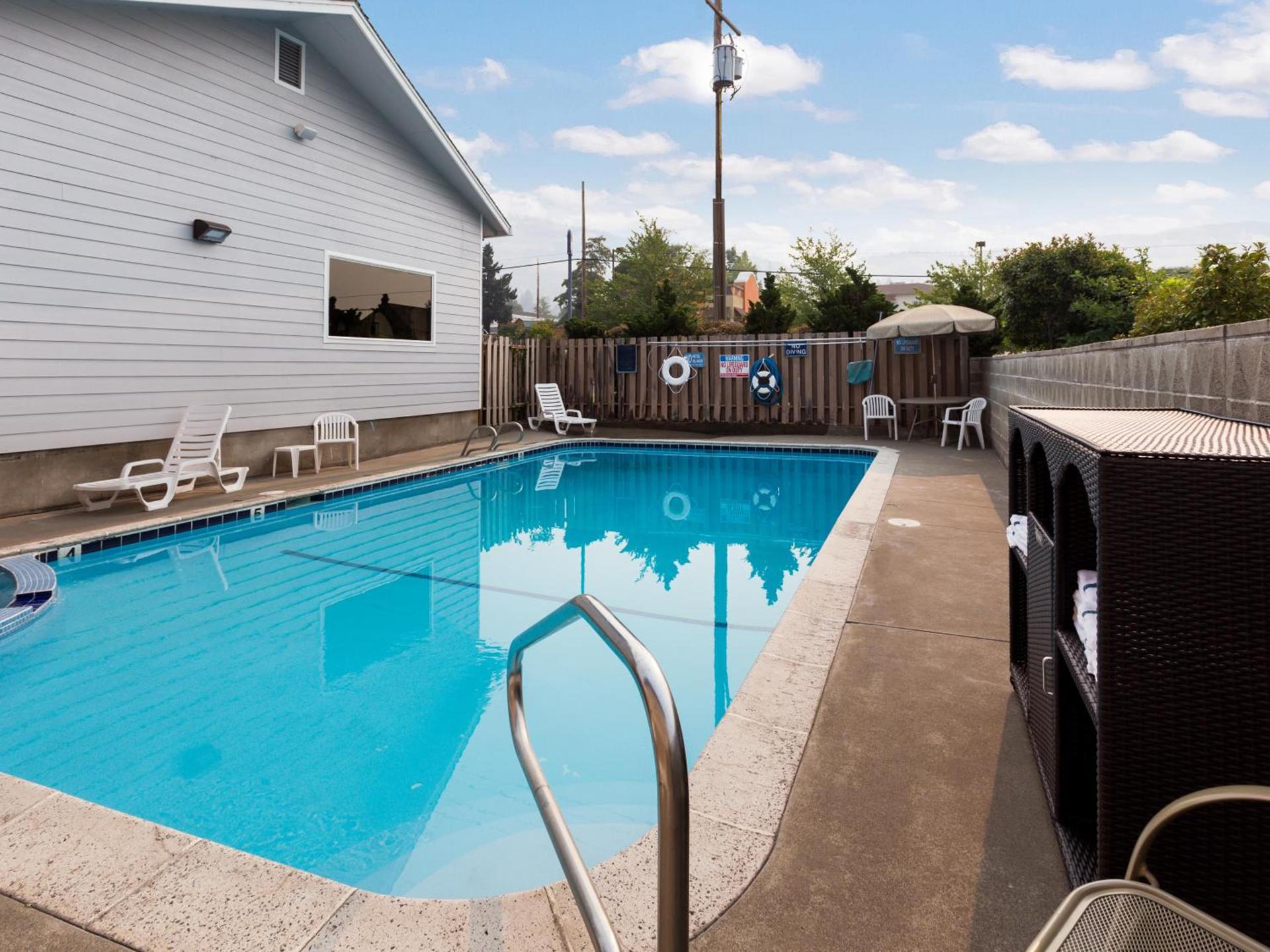 Red Lion Inn & Suites Grants Pass photo 5