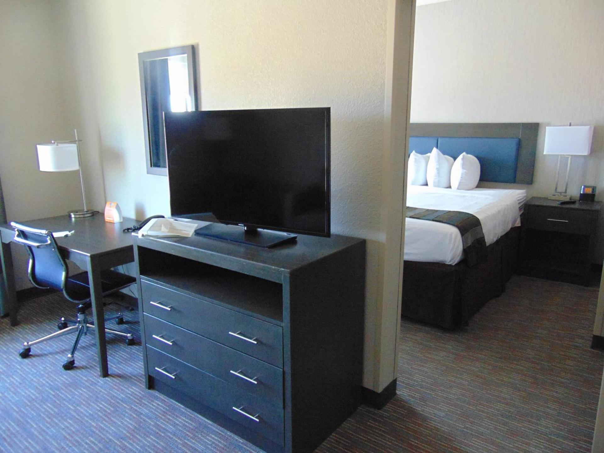 Wingate by Wyndham Lubbock photo 11