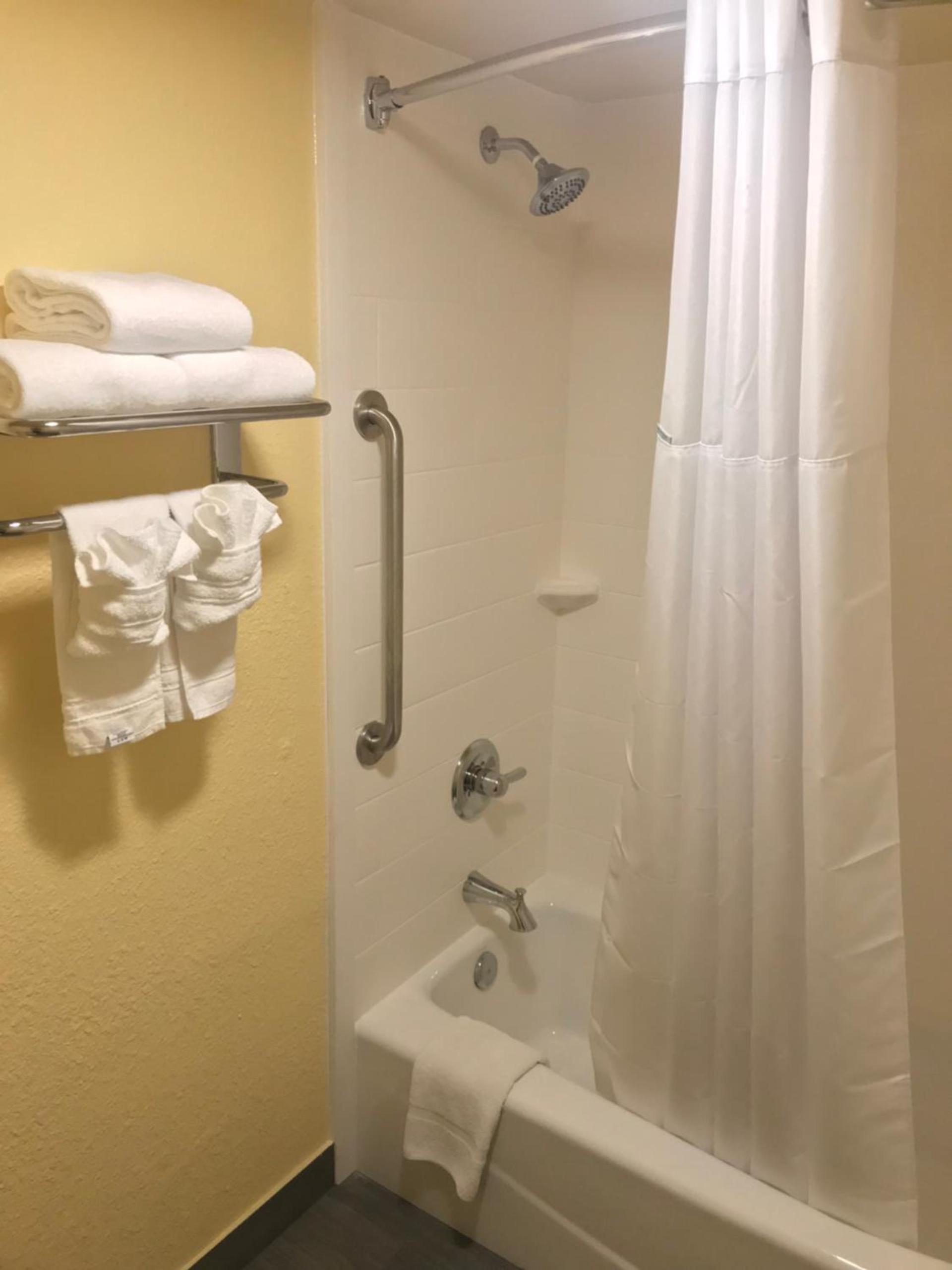 Days Inn by Wyndham San Antonio Airport photo 32