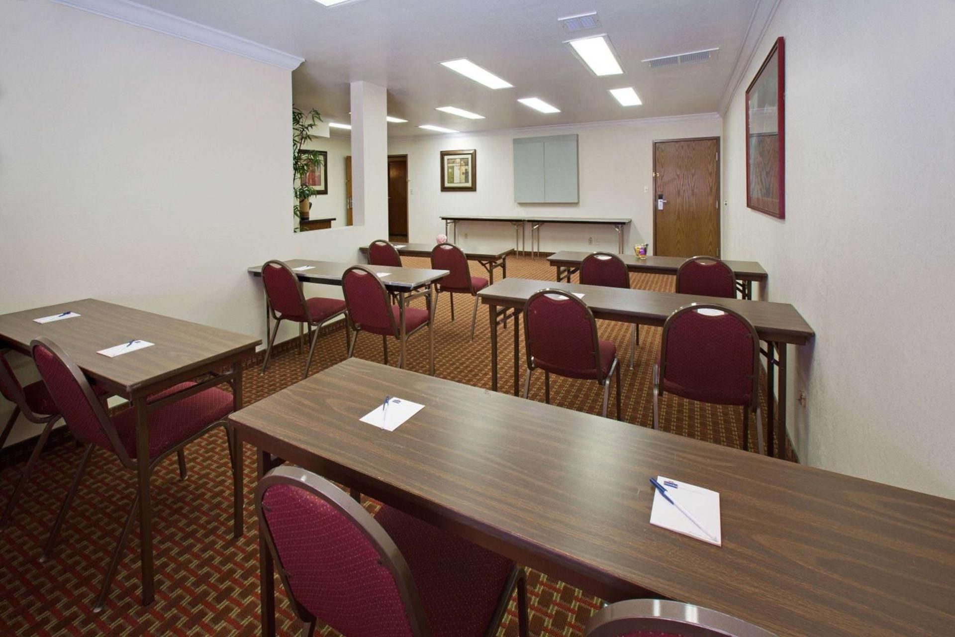AmericInn by Wyndham Johnston Des Moines photo 16