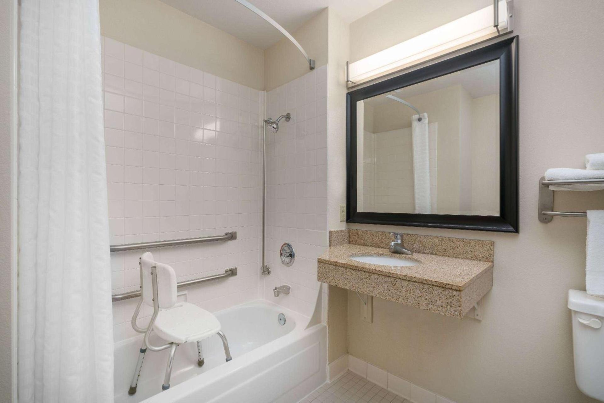 AmericInn by Wyndham Johnston Des Moines photo 8