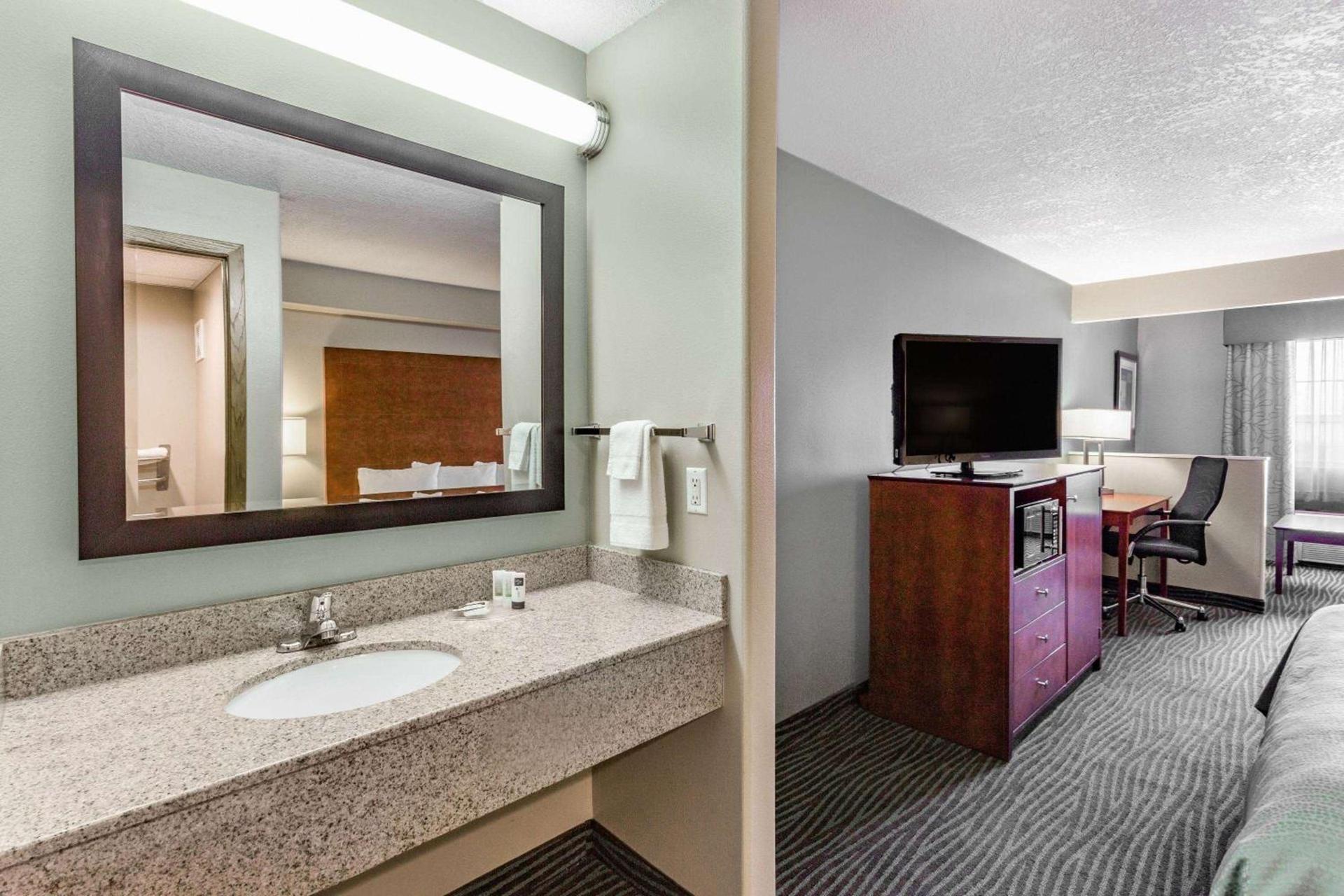 AmericInn by Wyndham Des Moines Airport photo 47