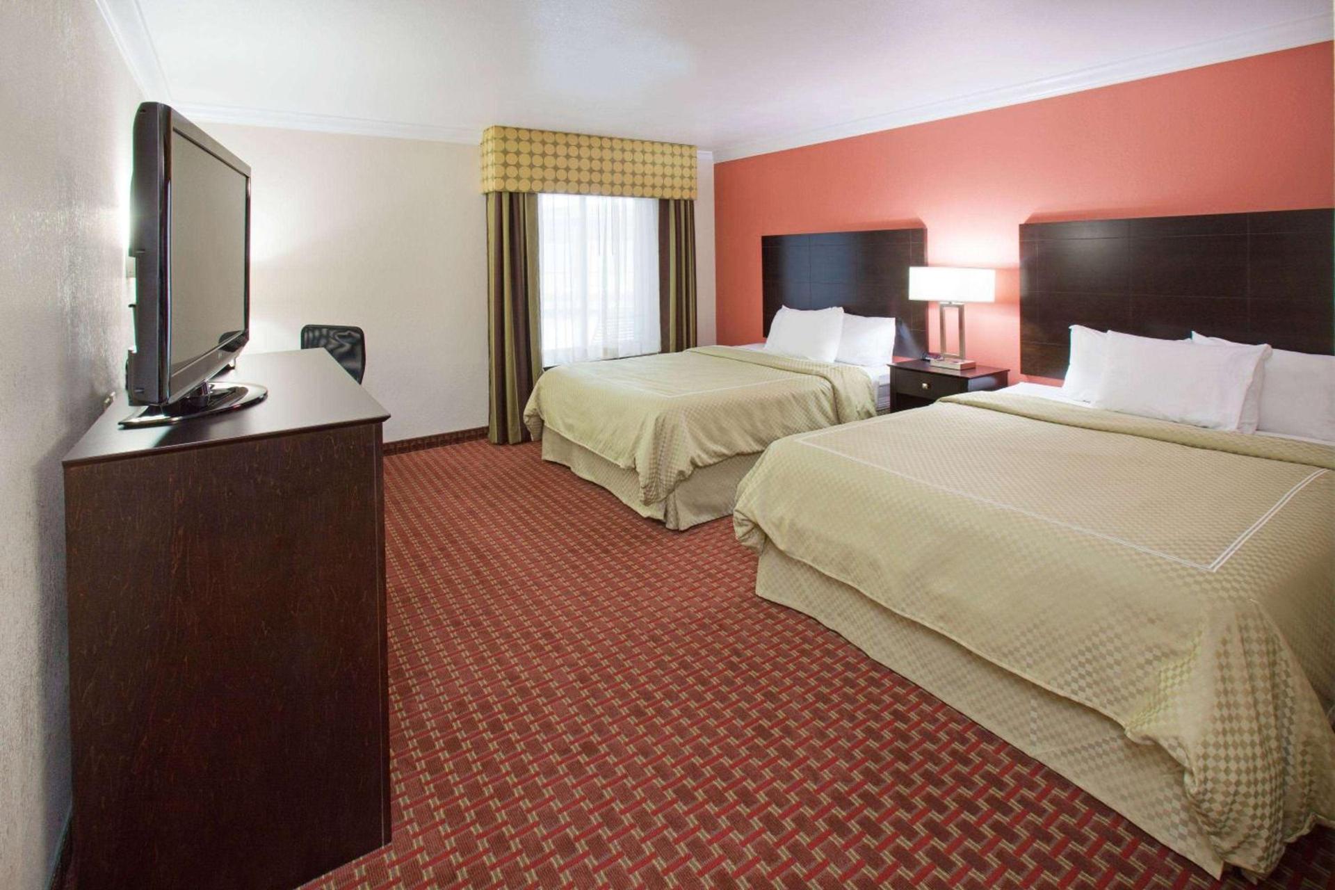 AmericInn by Wyndham Johnston Des Moines photo 11