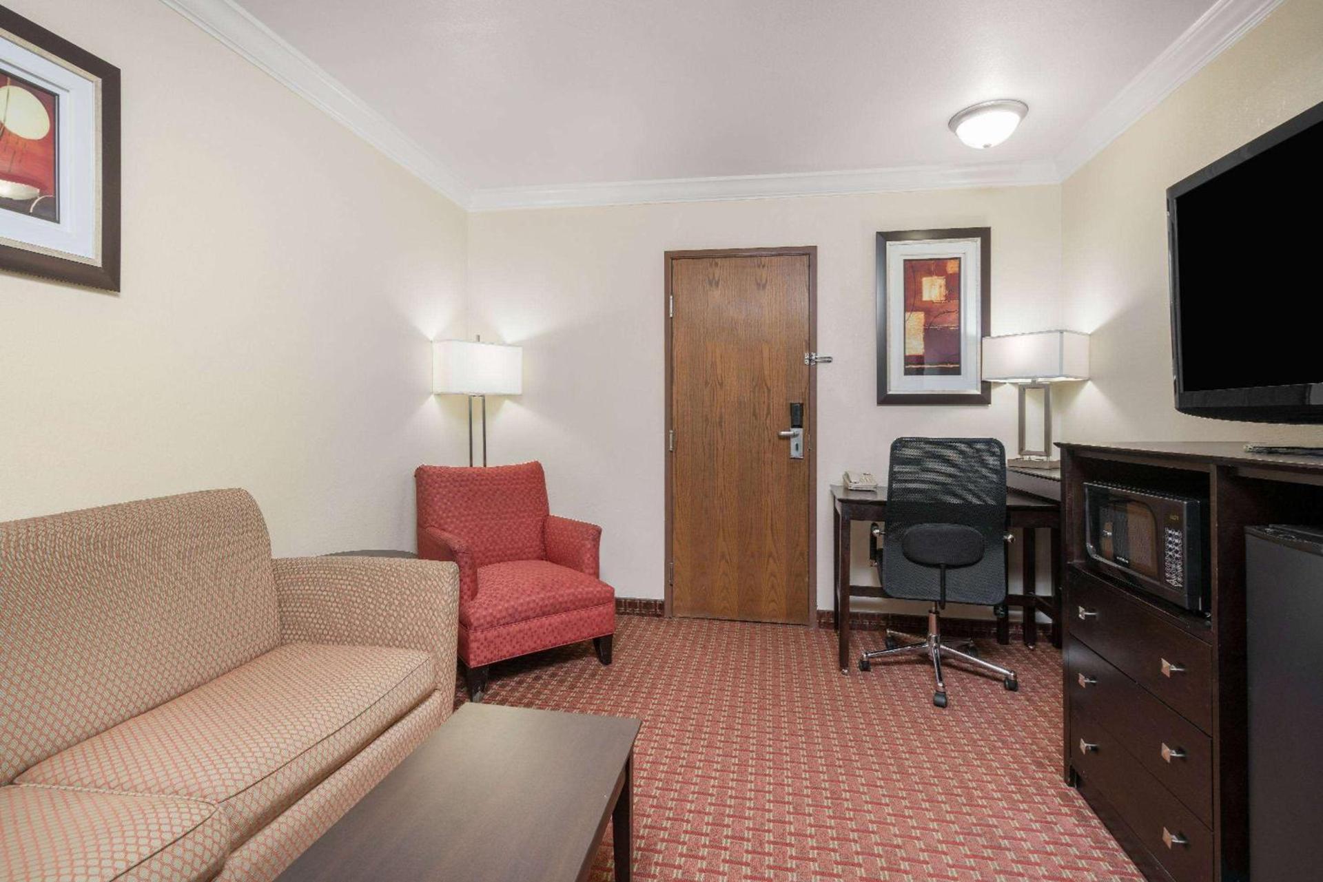 AmericInn by Wyndham Johnston Des Moines photo 12