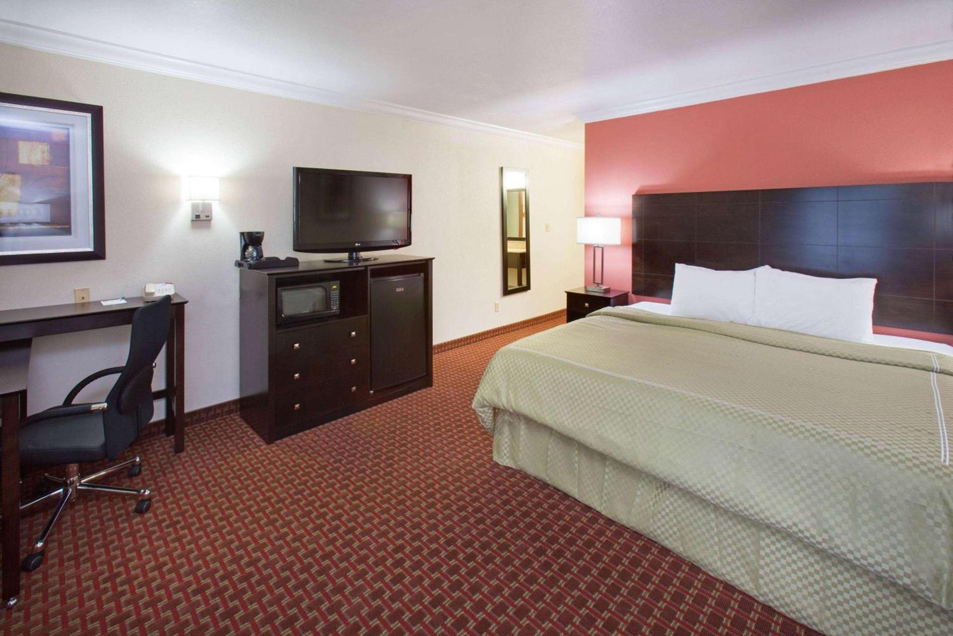 AmericInn by Wyndham Johnston Des Moines photo 9