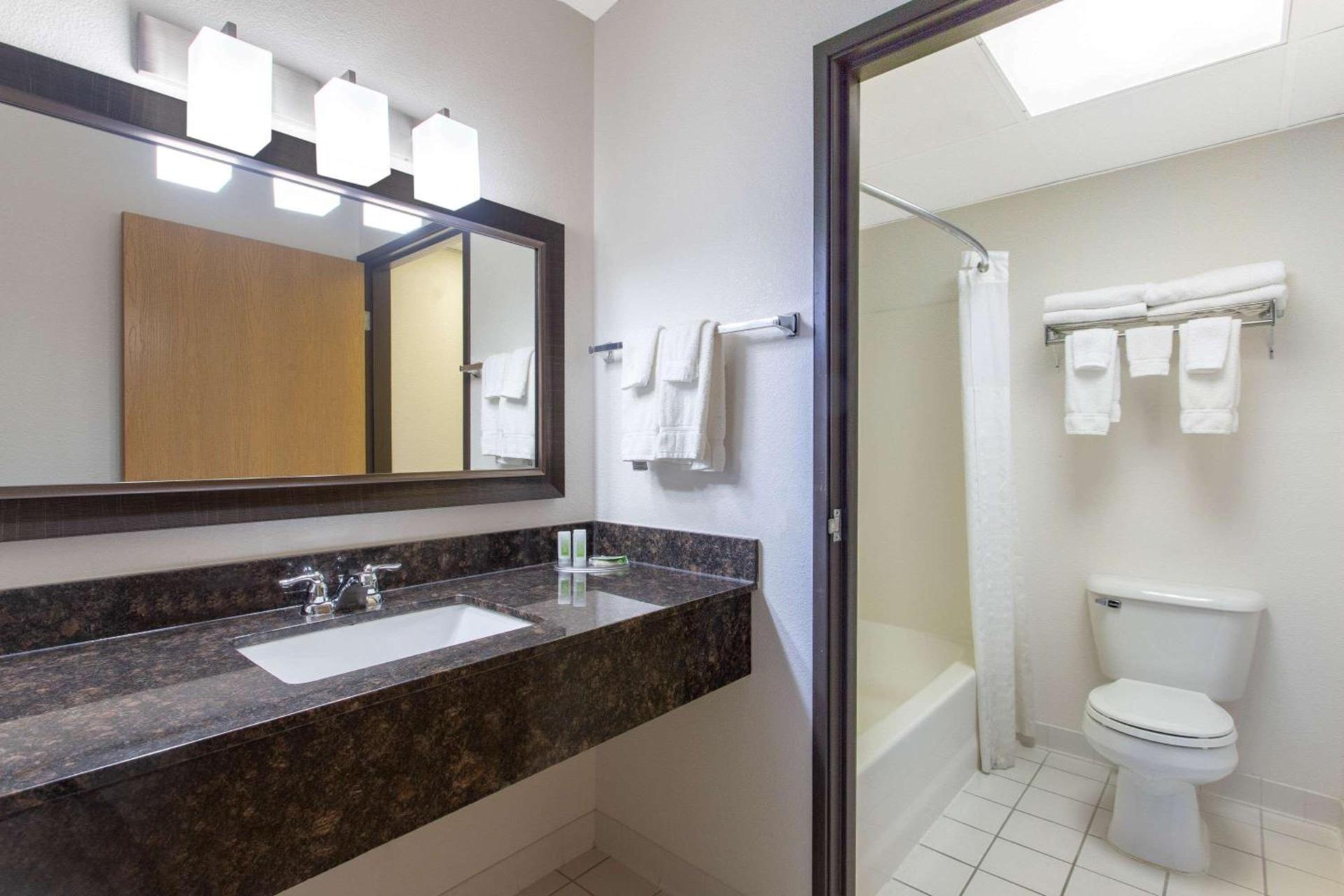 AmericInn by Wyndham Eau Claire photo 9