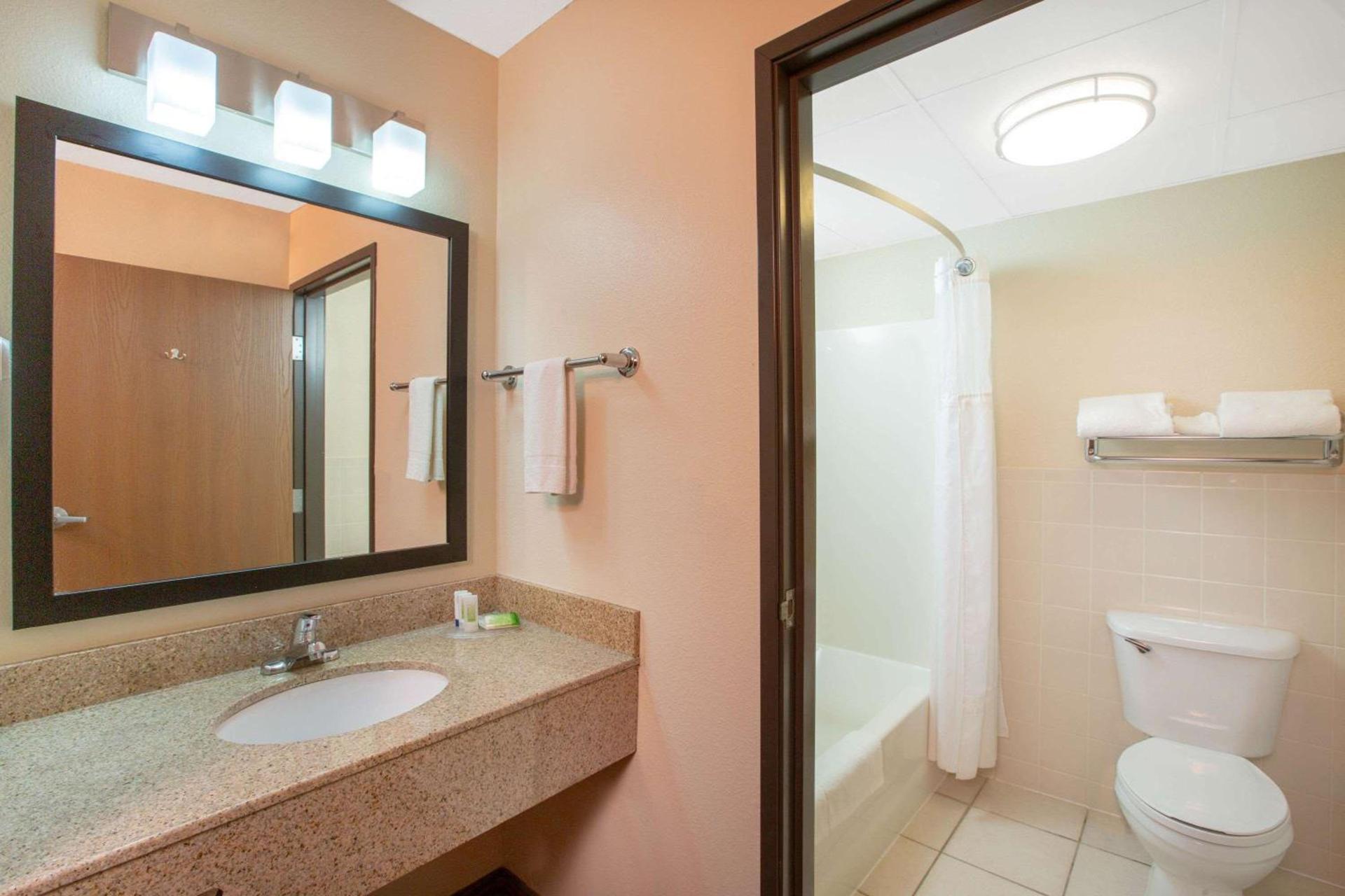 AmericInn by Wyndham Muscatine photo 13