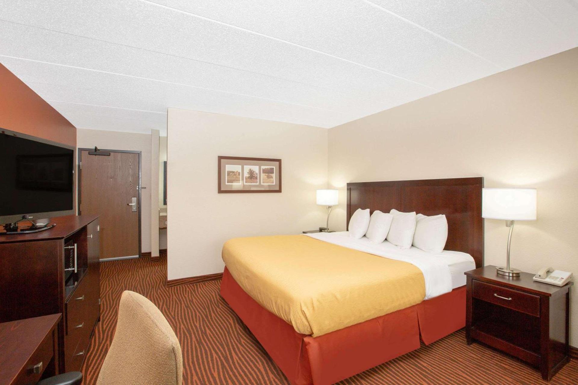AmericInn by Wyndham Muscatine photo 54