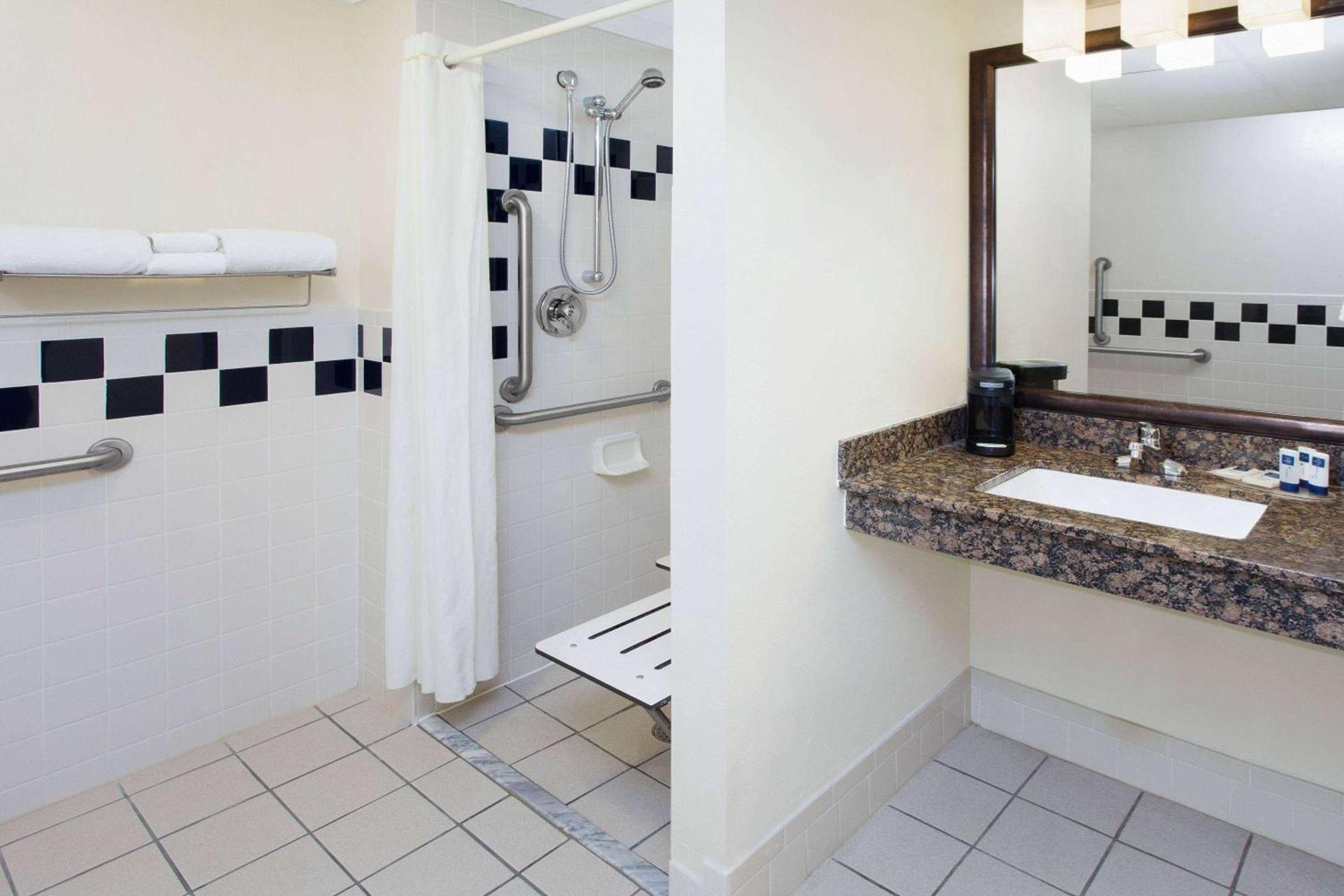 AmericInn by Wyndham Webster City photo 11