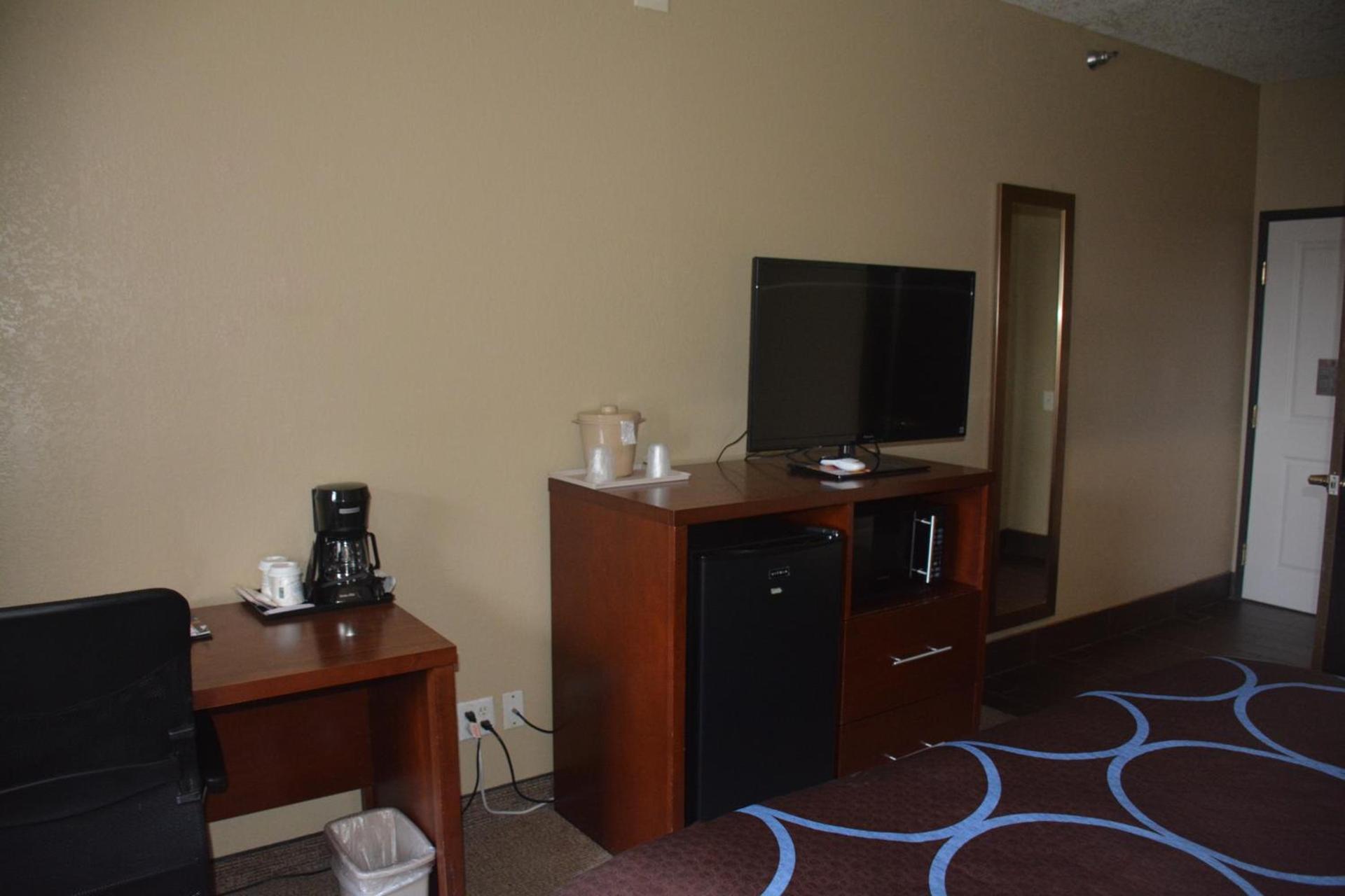 Super 8 by Wyndham Altoona photo 23