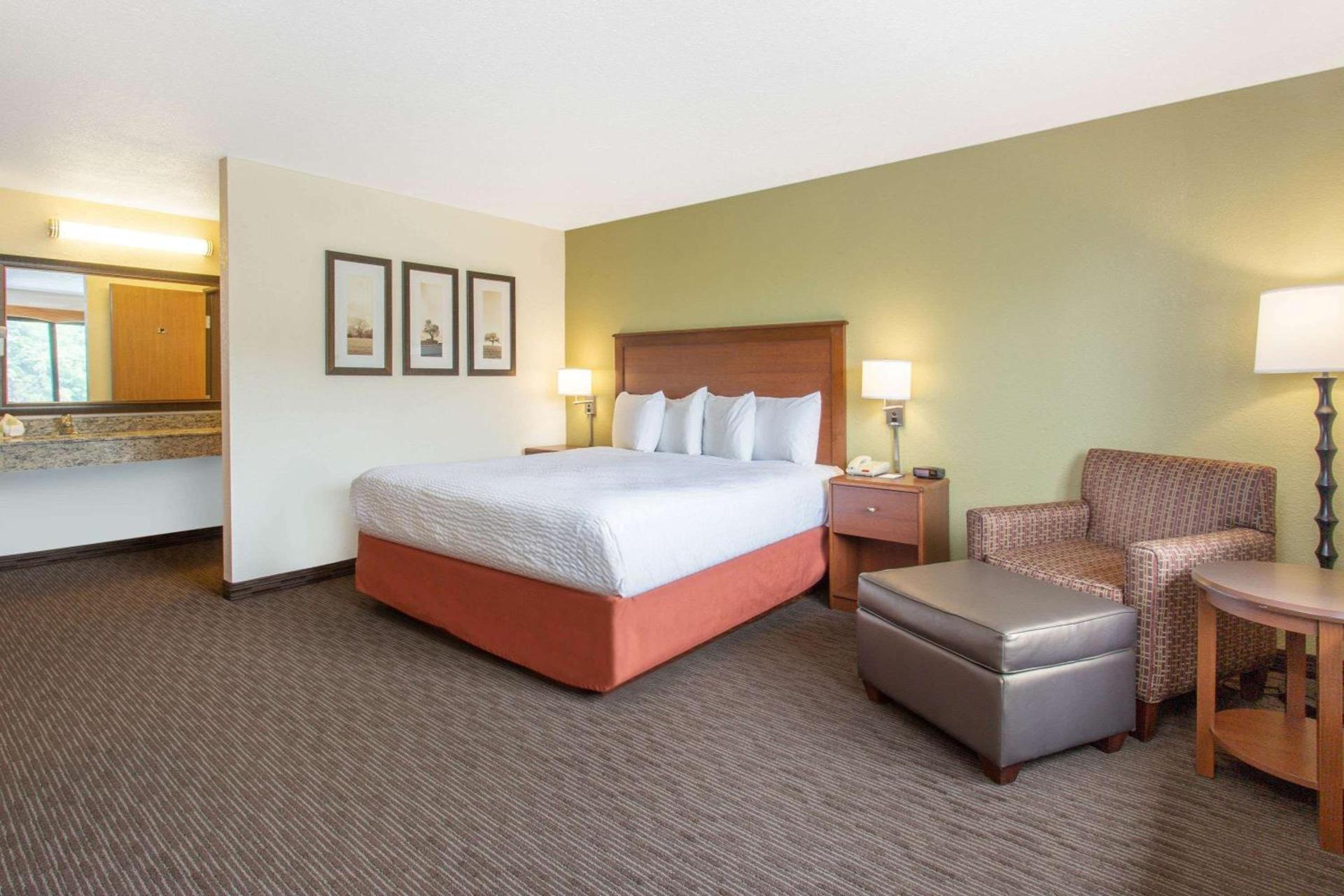 AmericInn by Wyndham Calumet photo 43