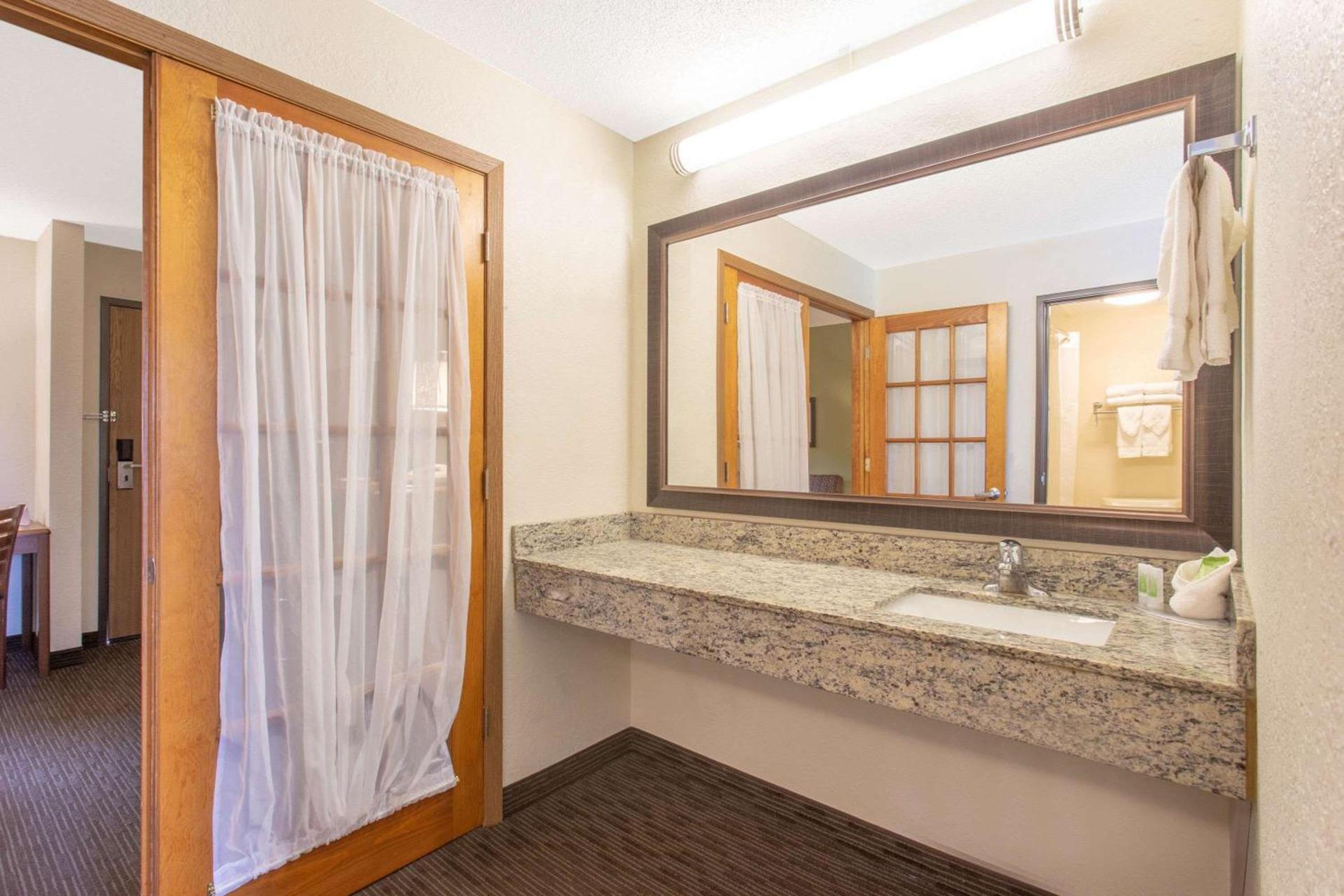 AmericInn by Wyndham Calumet photo 38