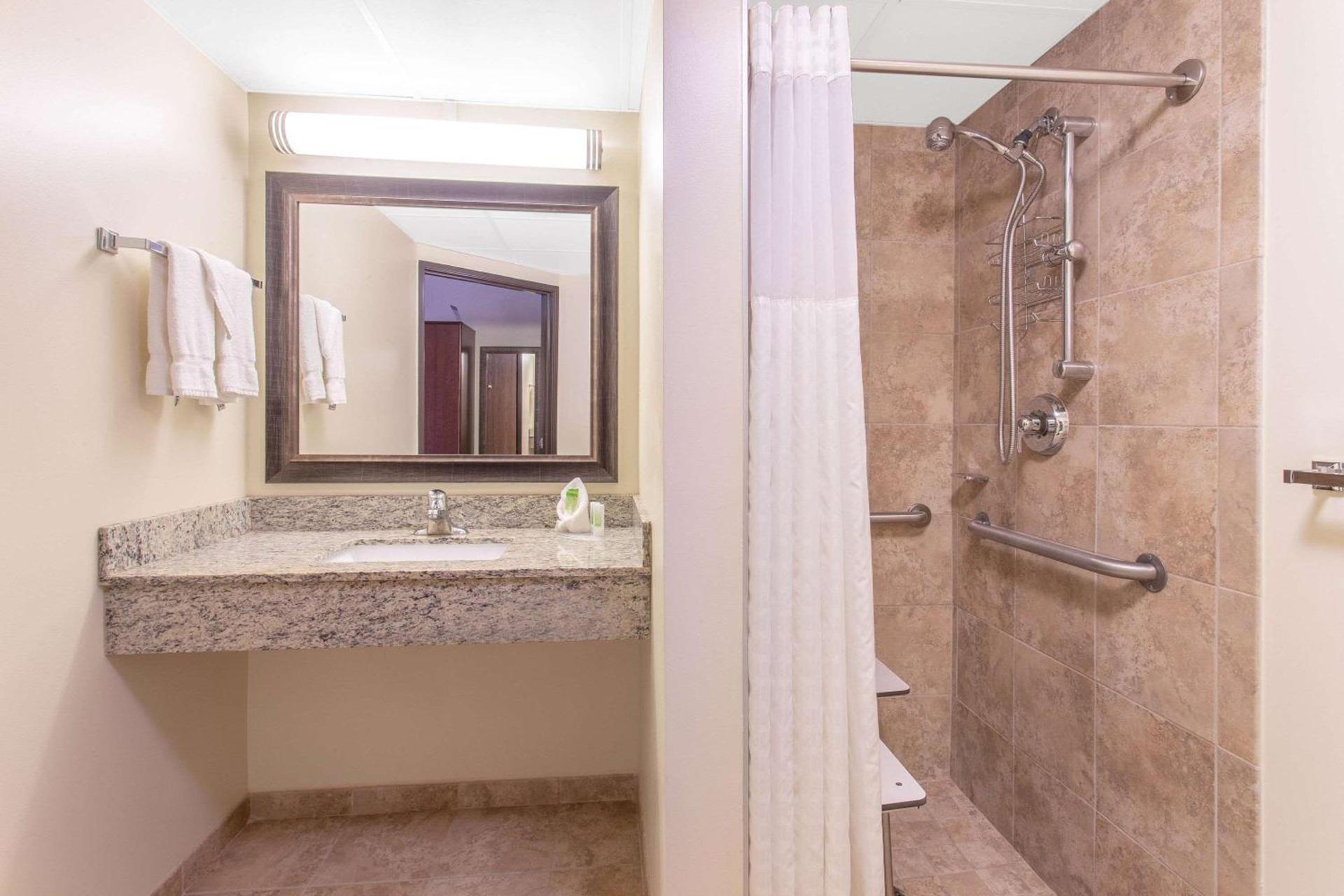 AmericInn by Wyndham Calumet photo 32