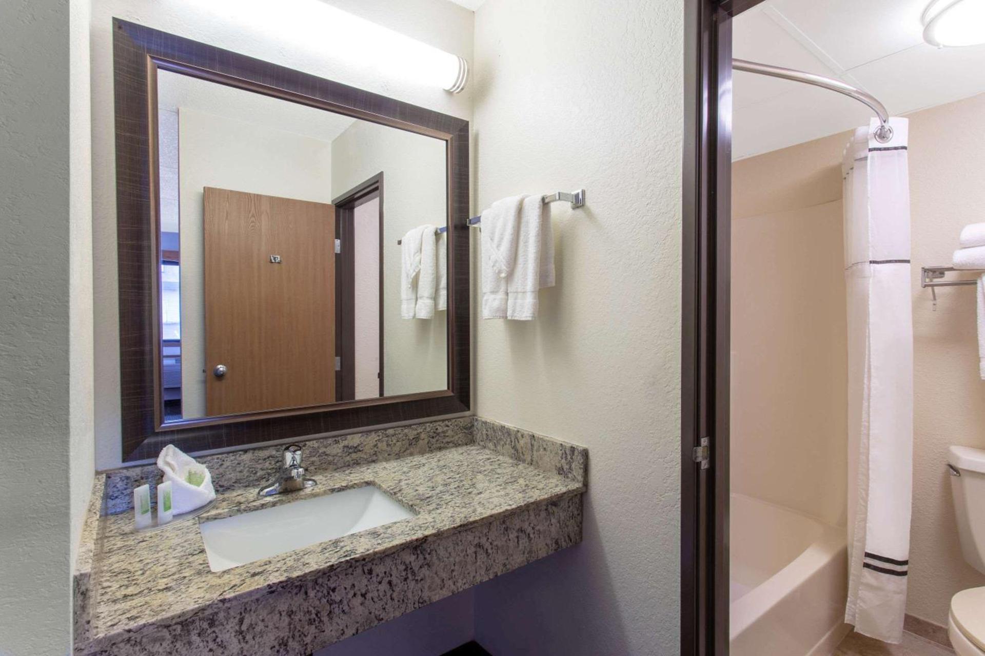 AmericInn by Wyndham Calumet photo 26