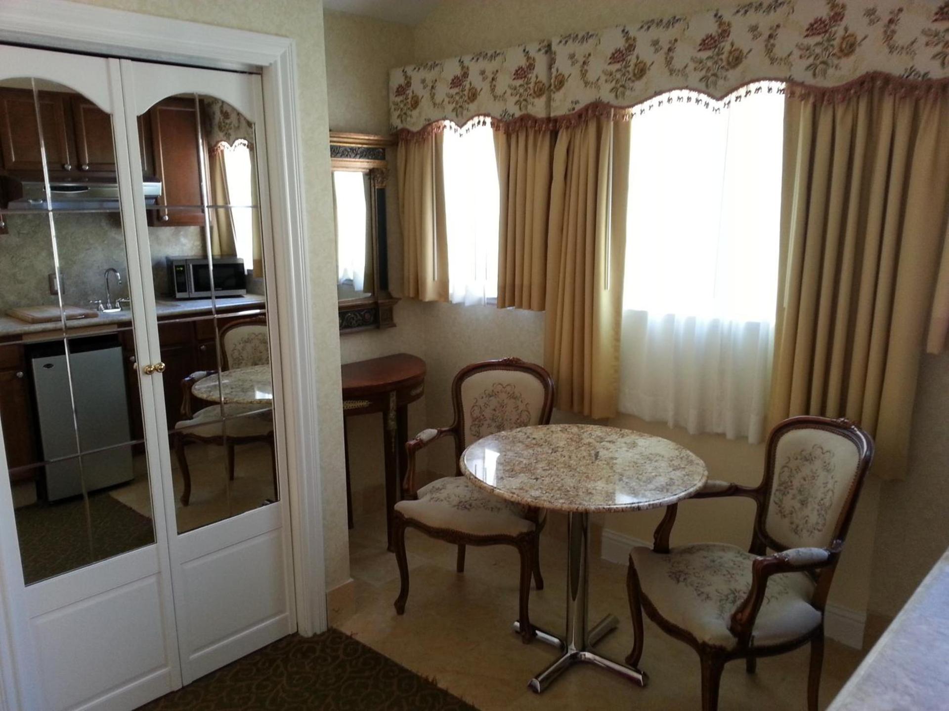 The Vendange Carmel Inn & Suites photo 14