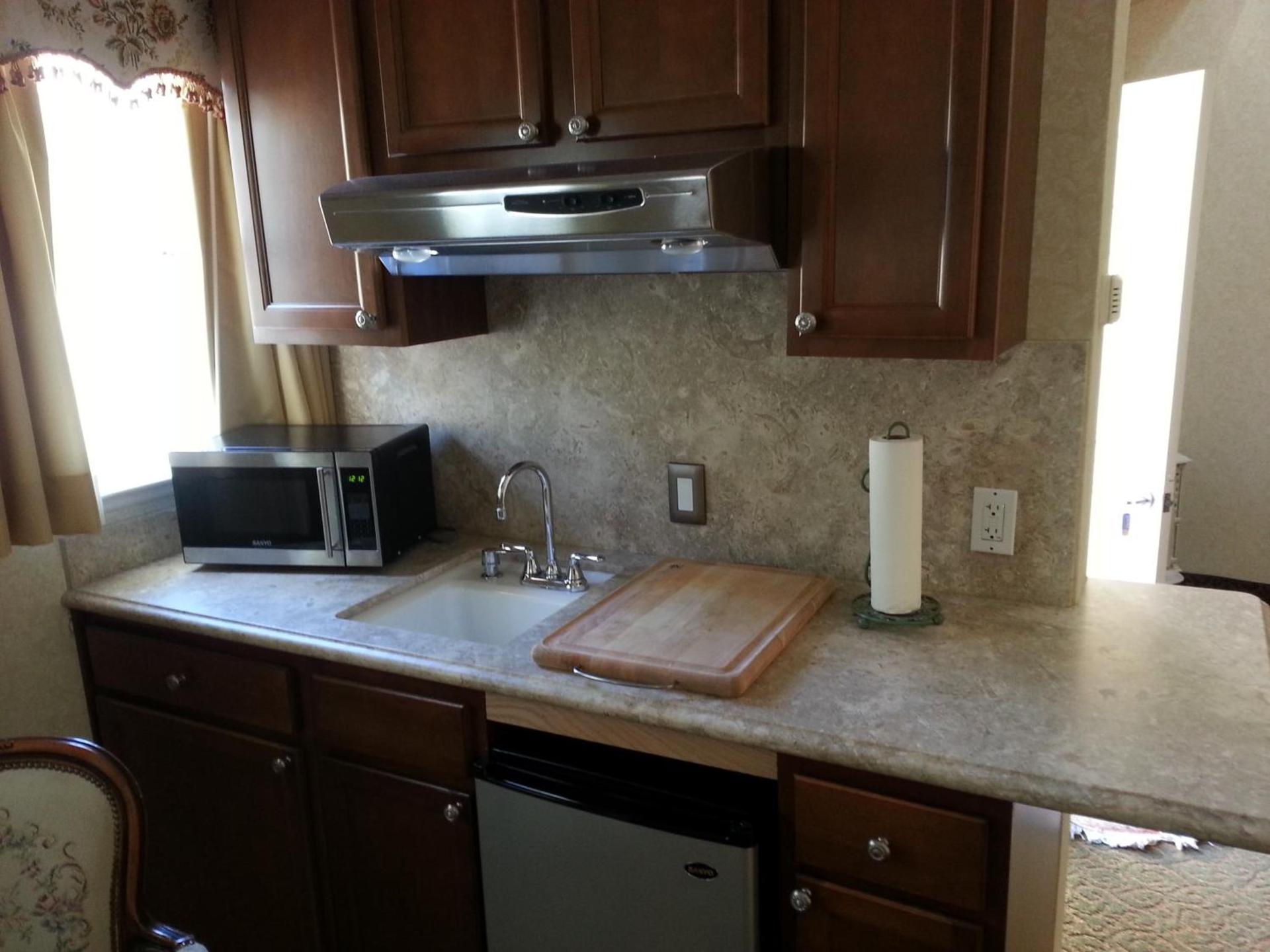 The Vendange Carmel Inn & Suites photo 9