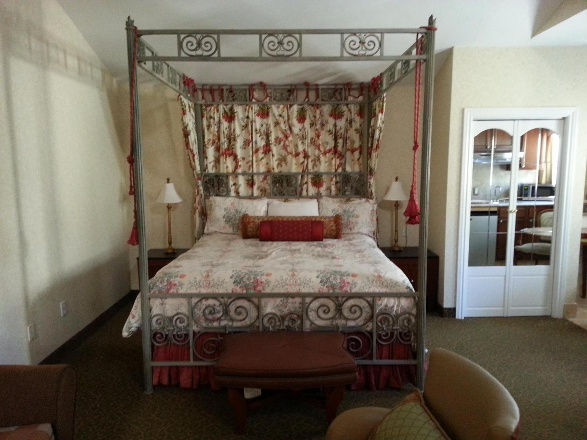 The Vendange Carmel Inn & Suites photo 26