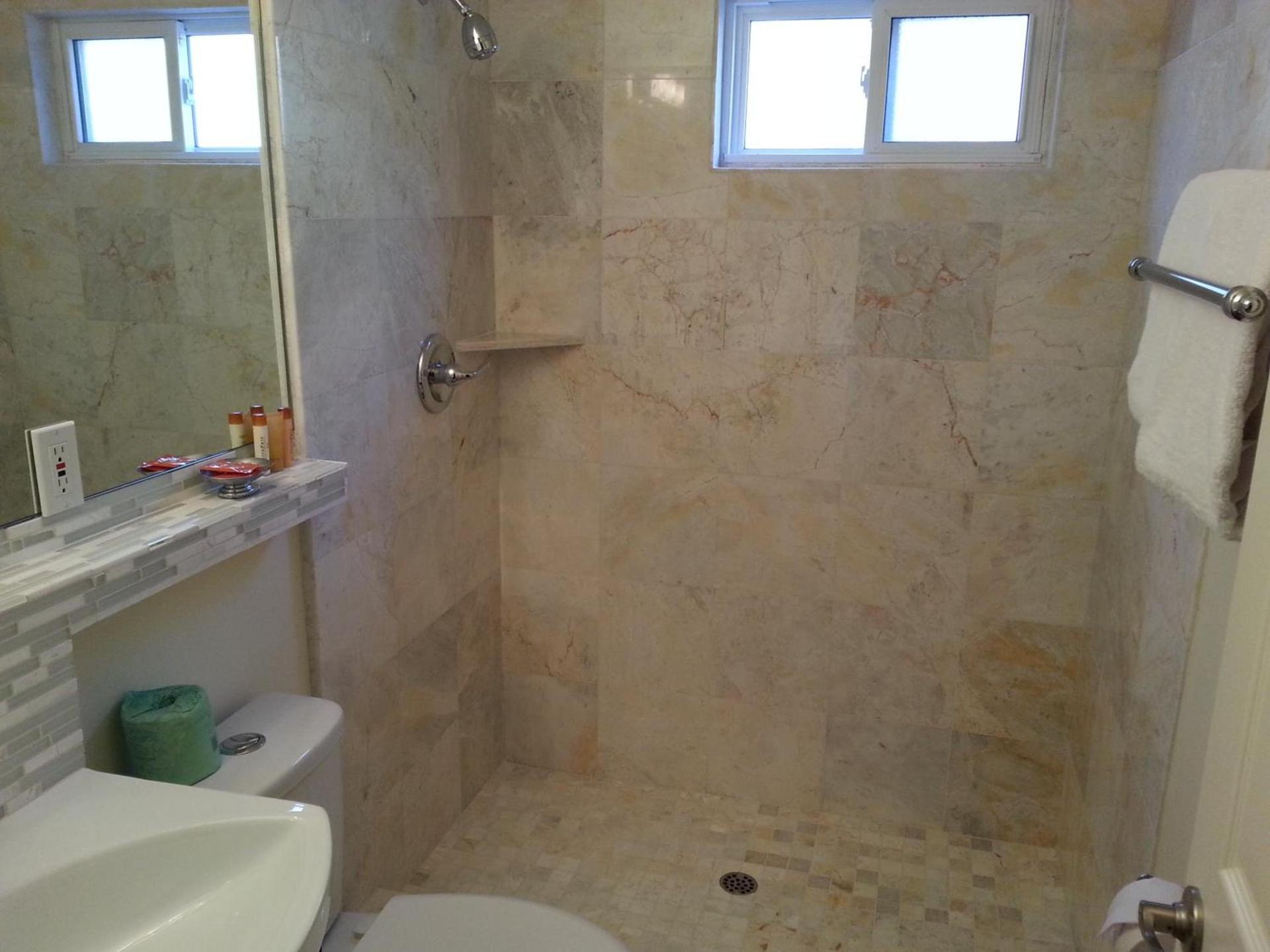 The Vendange Carmel Inn & Suites photo 4