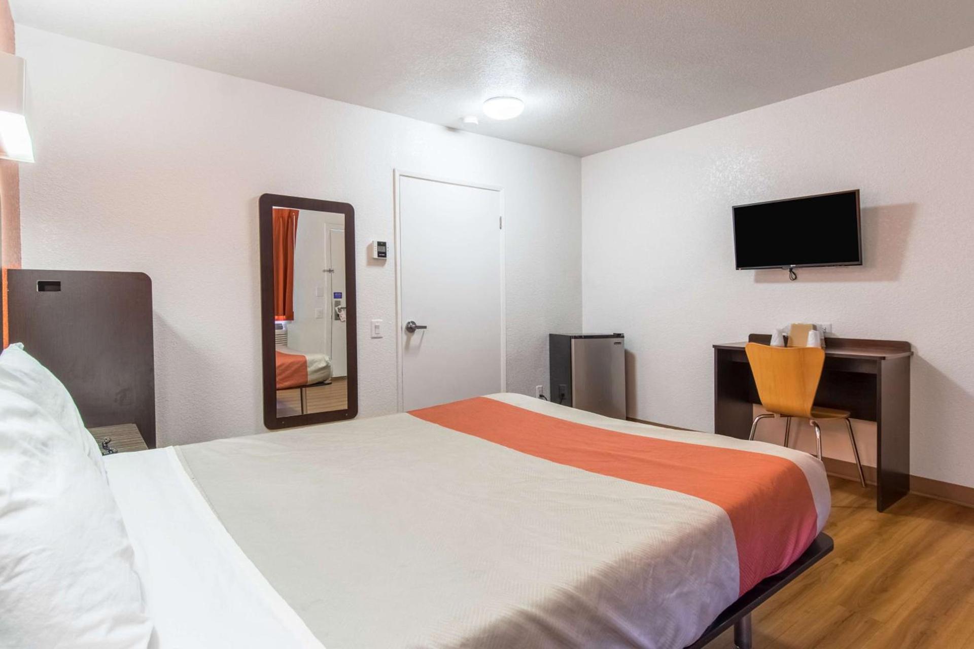 Motel 6 Bakersfield photo 56
