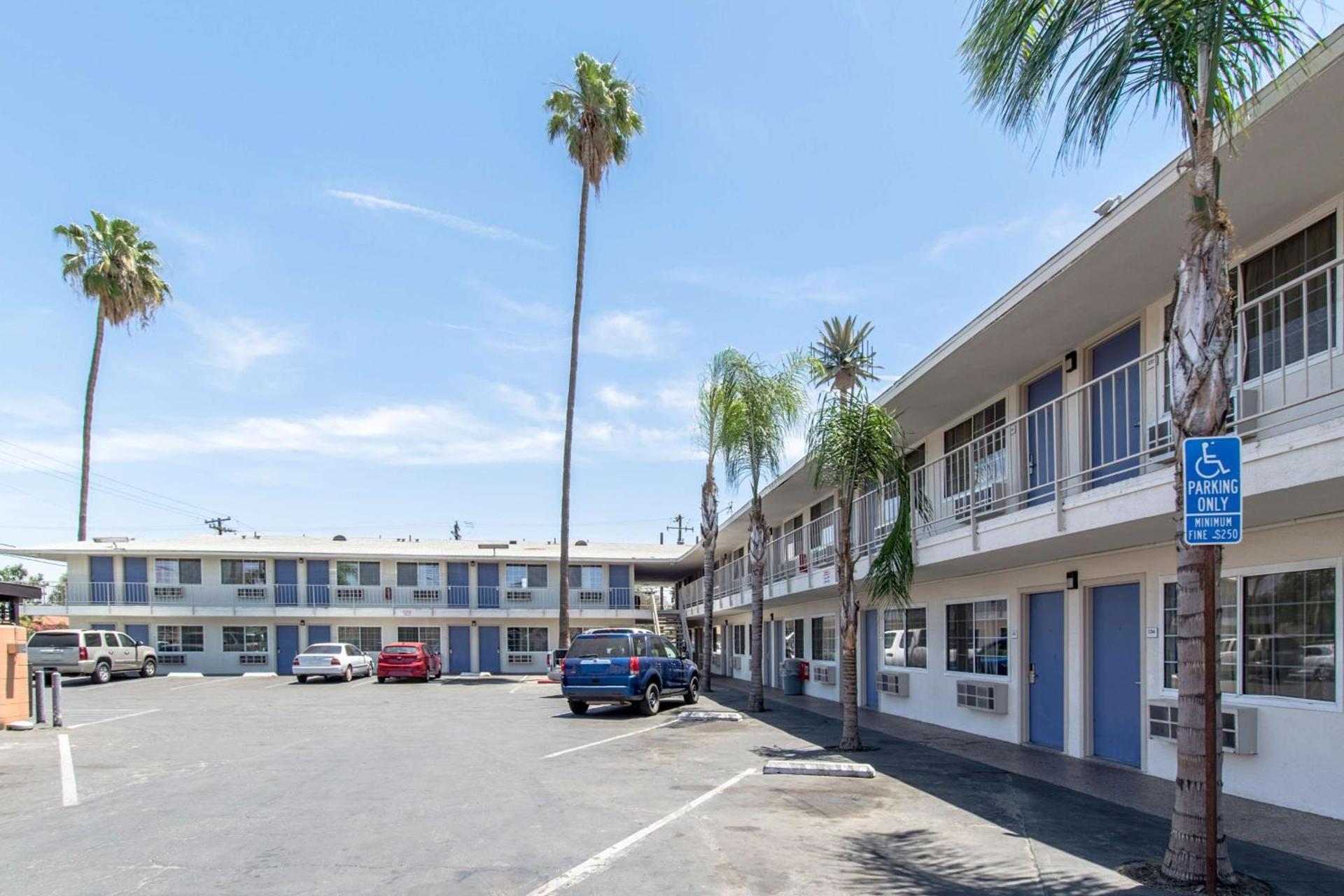 Motel 6 Bakersfield photo 1