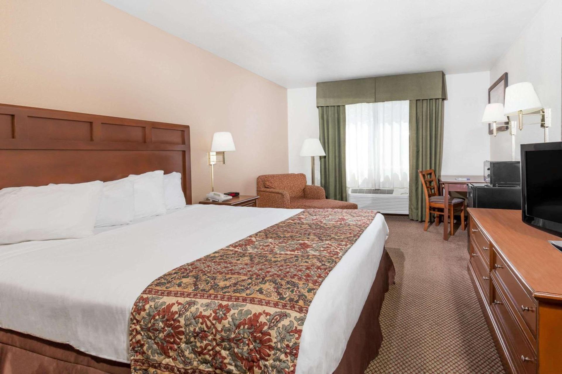 Baymont by Wyndham Yreka photo 14