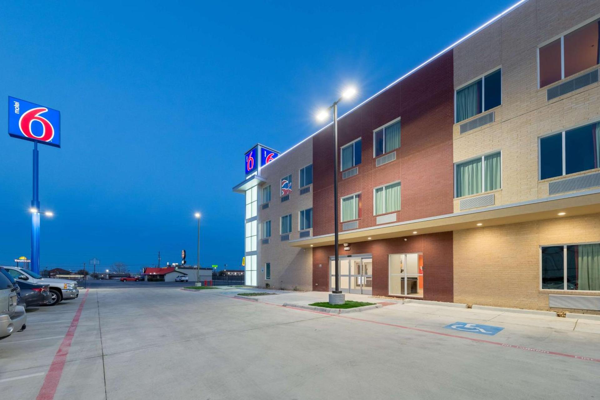 Motel 6 Fort Worth, TX - North - Saginaw photo 8