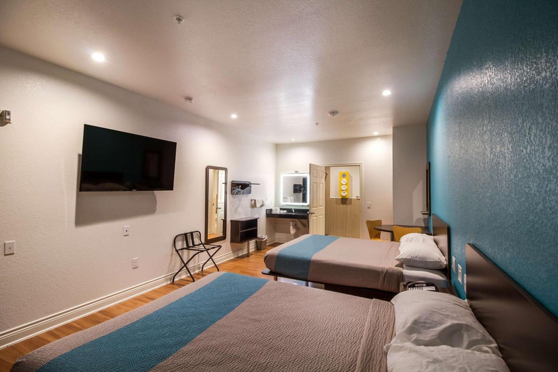 Motel 6-Houston, TX - North photo 13