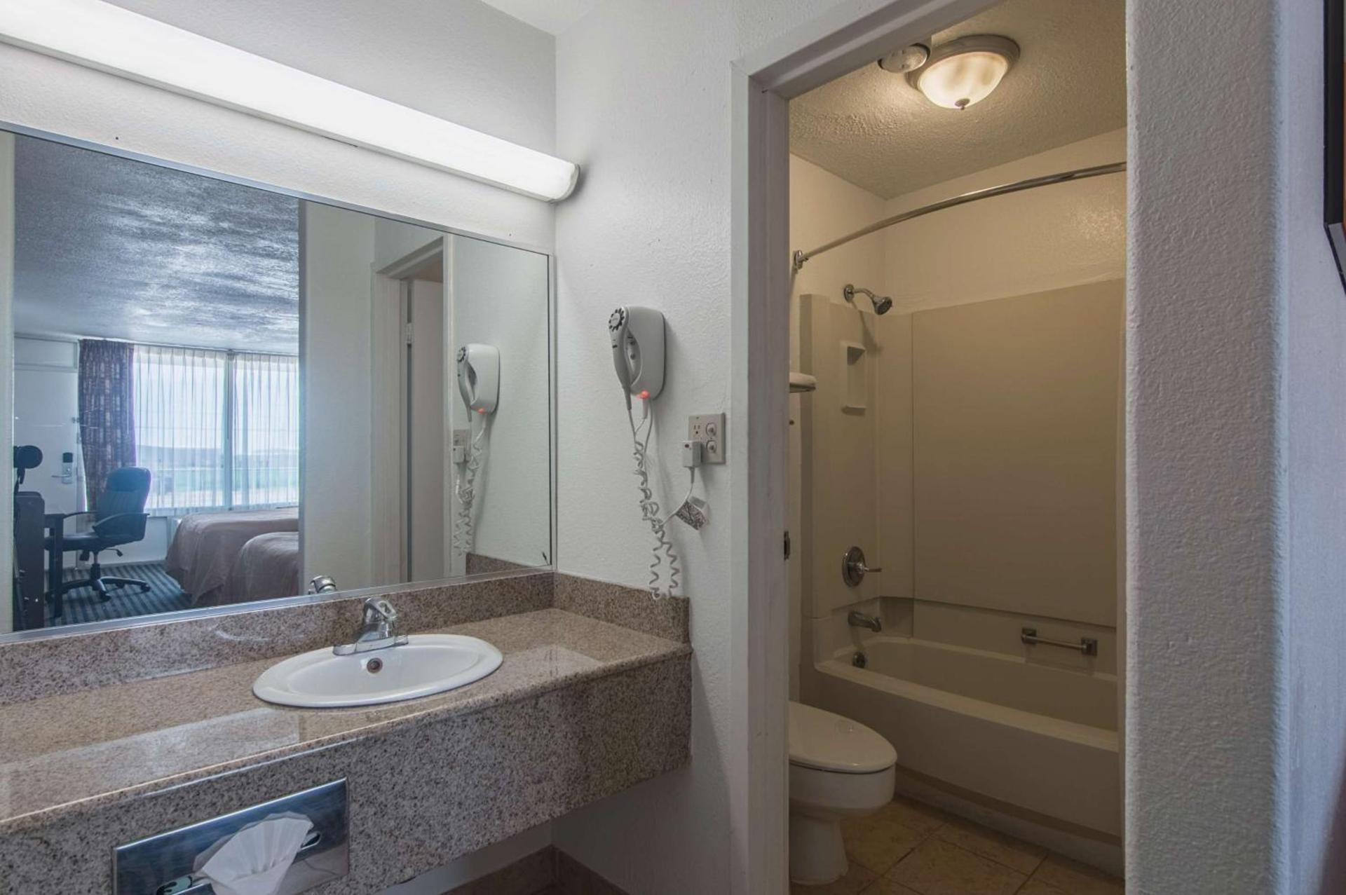Motel 6-Liberal, KS photo 18