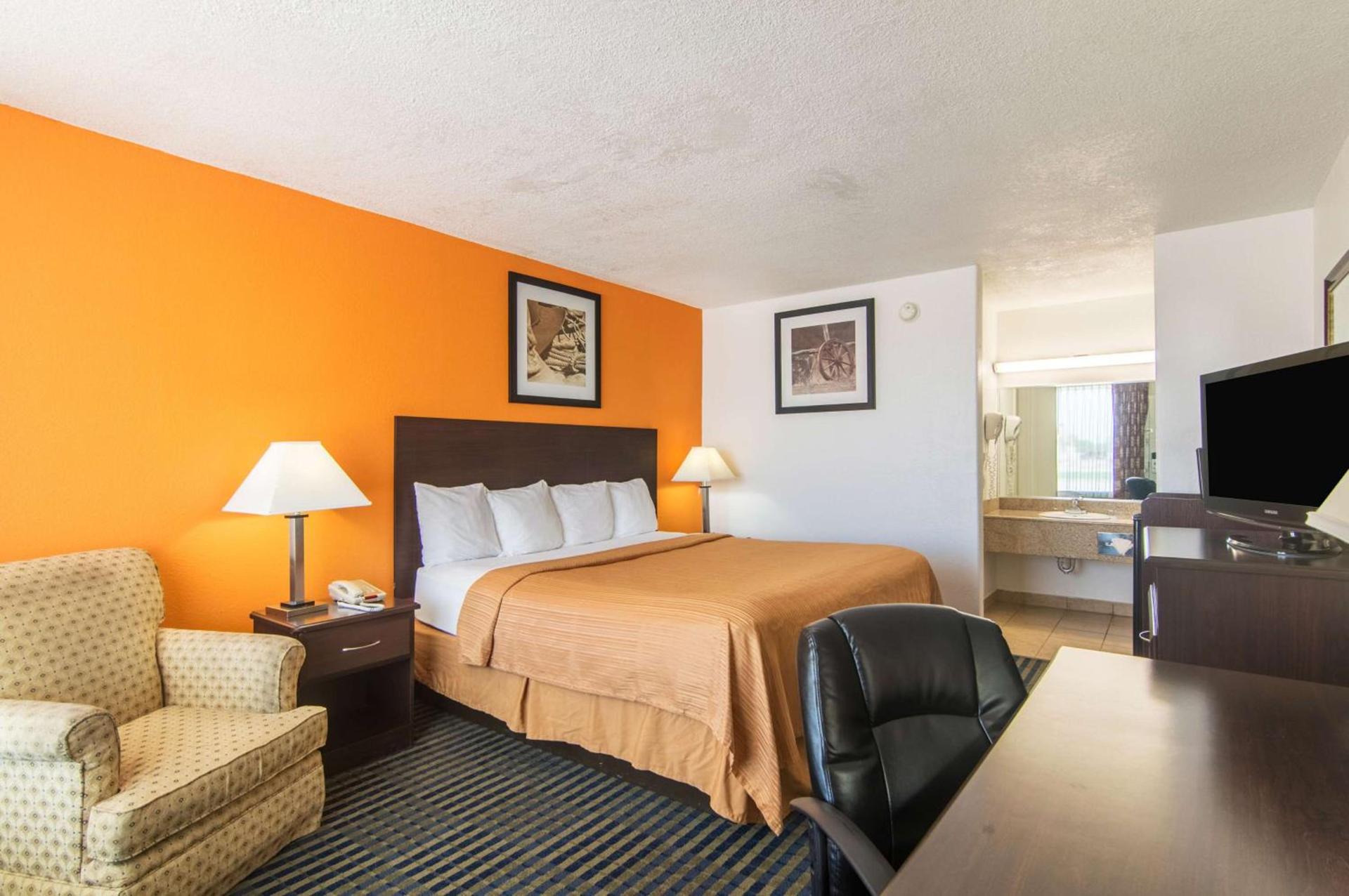 Motel 6-Liberal, KS photo 12