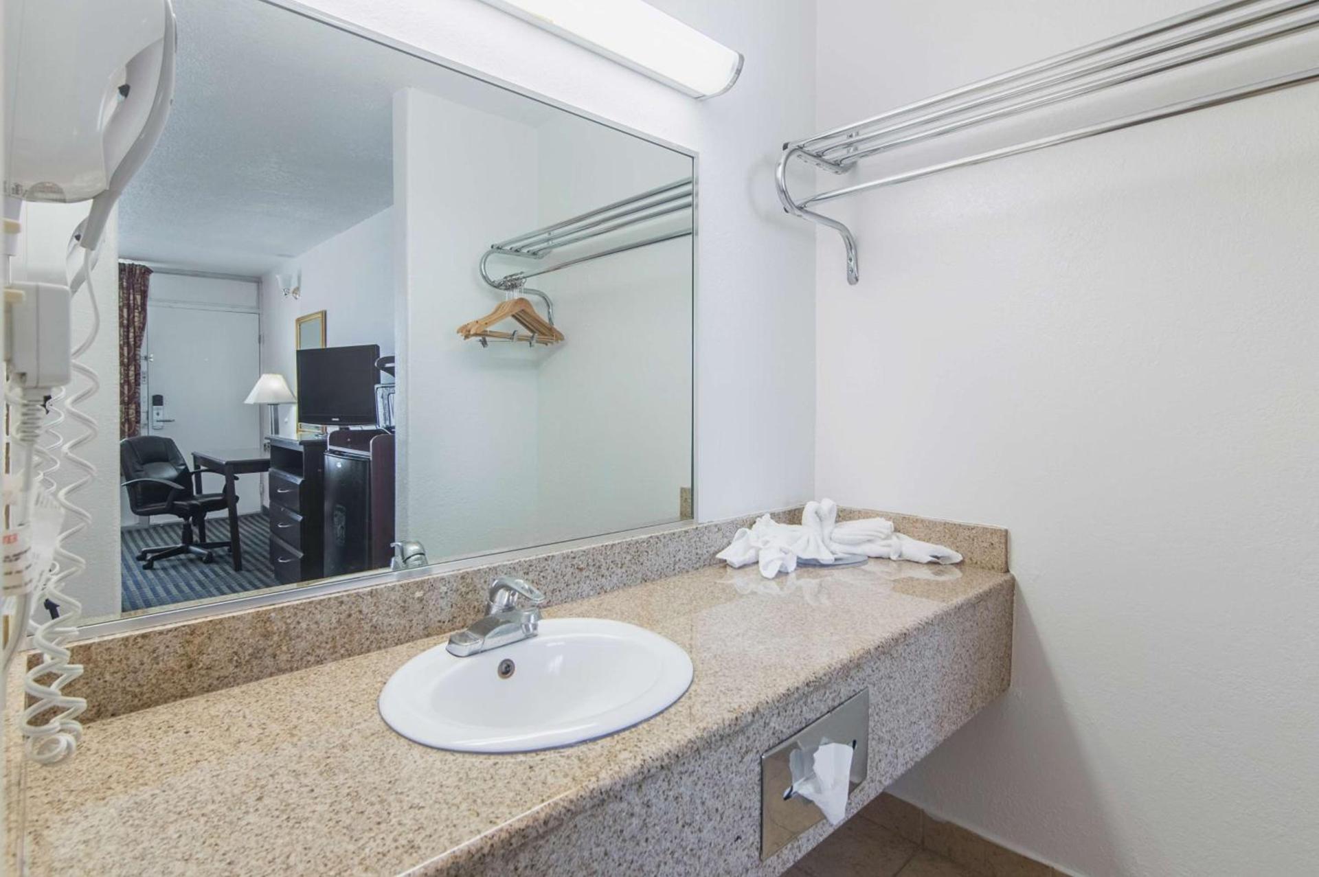 Motel 6-Liberal, KS photo 22