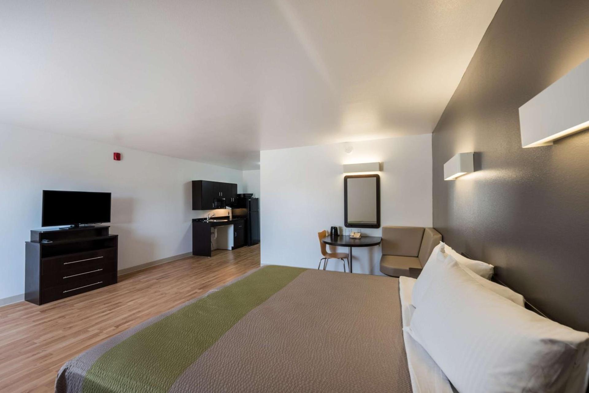Studio 6-Mccarran, NV - Sparks - Tahoe - Reno Industrial Center photo 7