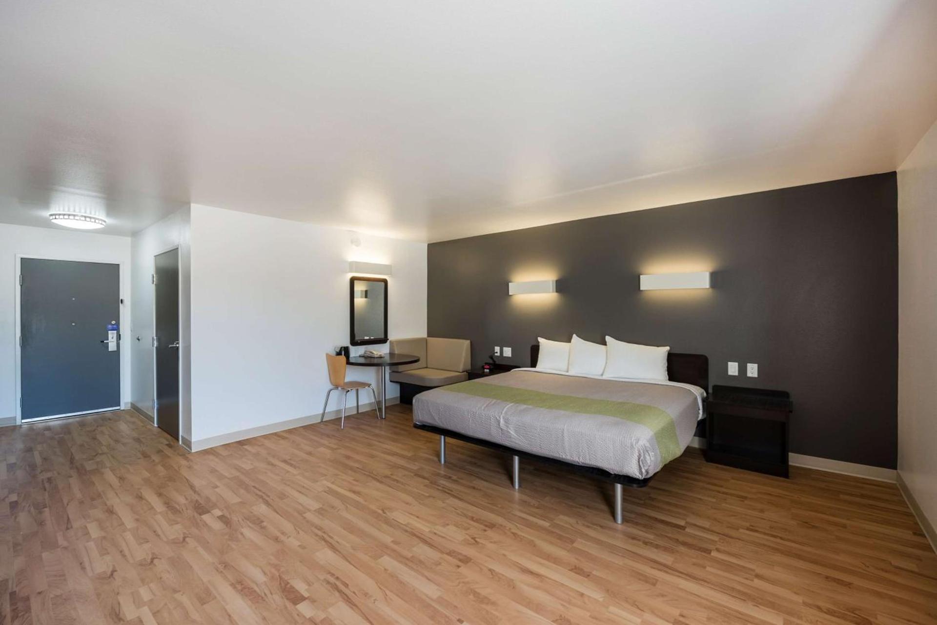 Studio 6-Mccarran, NV - Sparks - Tahoe - Reno Industrial Center photo 8