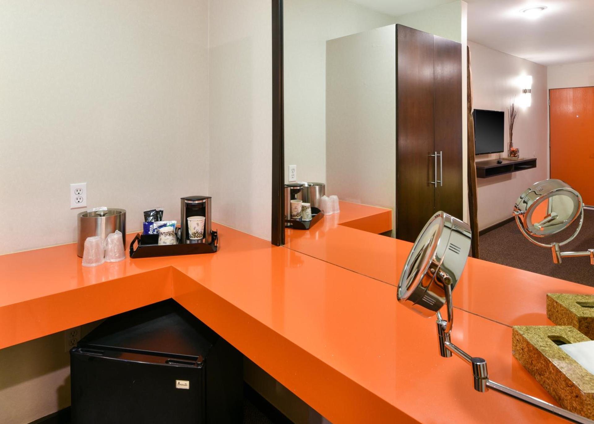 The Tangerine - a Burbank Hotel photo 22