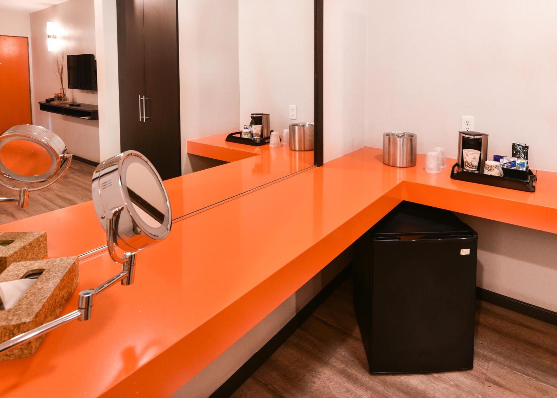 The Tangerine - a Burbank Hotel photo 12