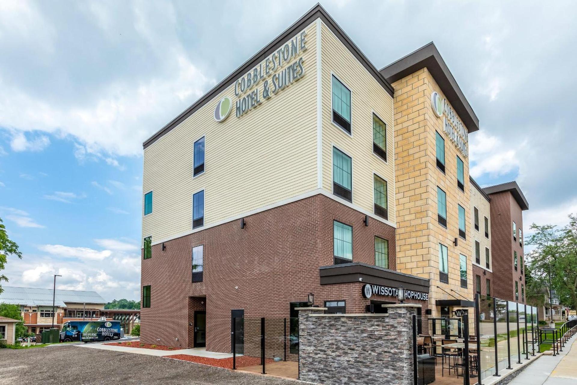 Cobblestone Hotel & Suites Hartford — hotel in Hartford