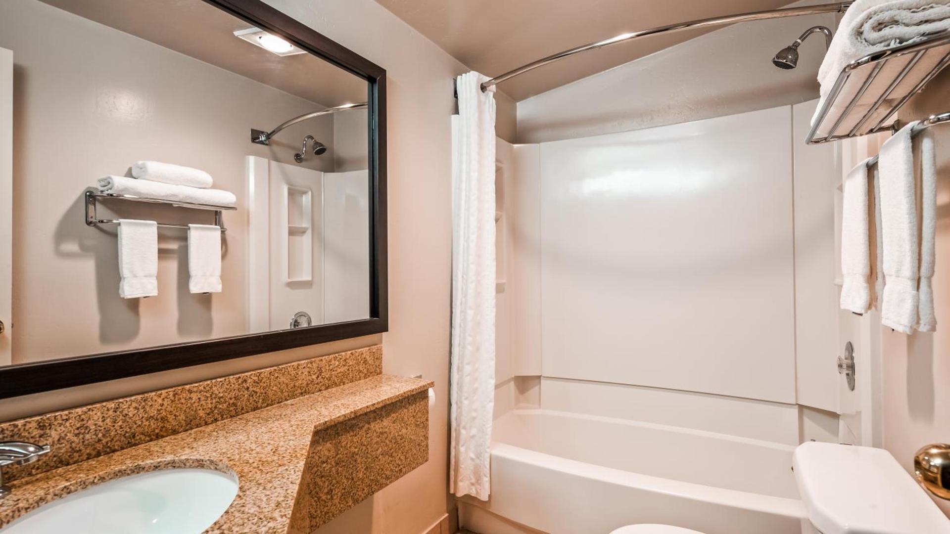 Best Western New Oregon Motel photo 59