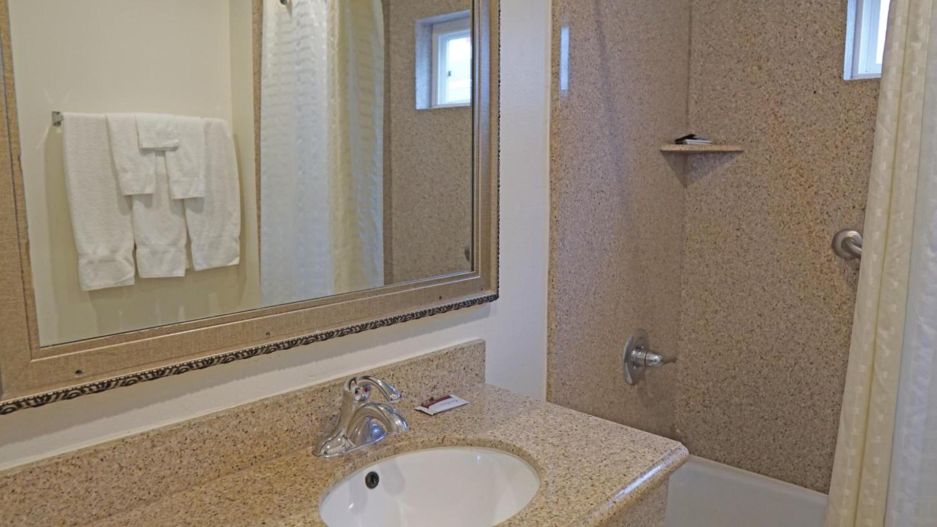 Redondo Inn and Suites photo 3