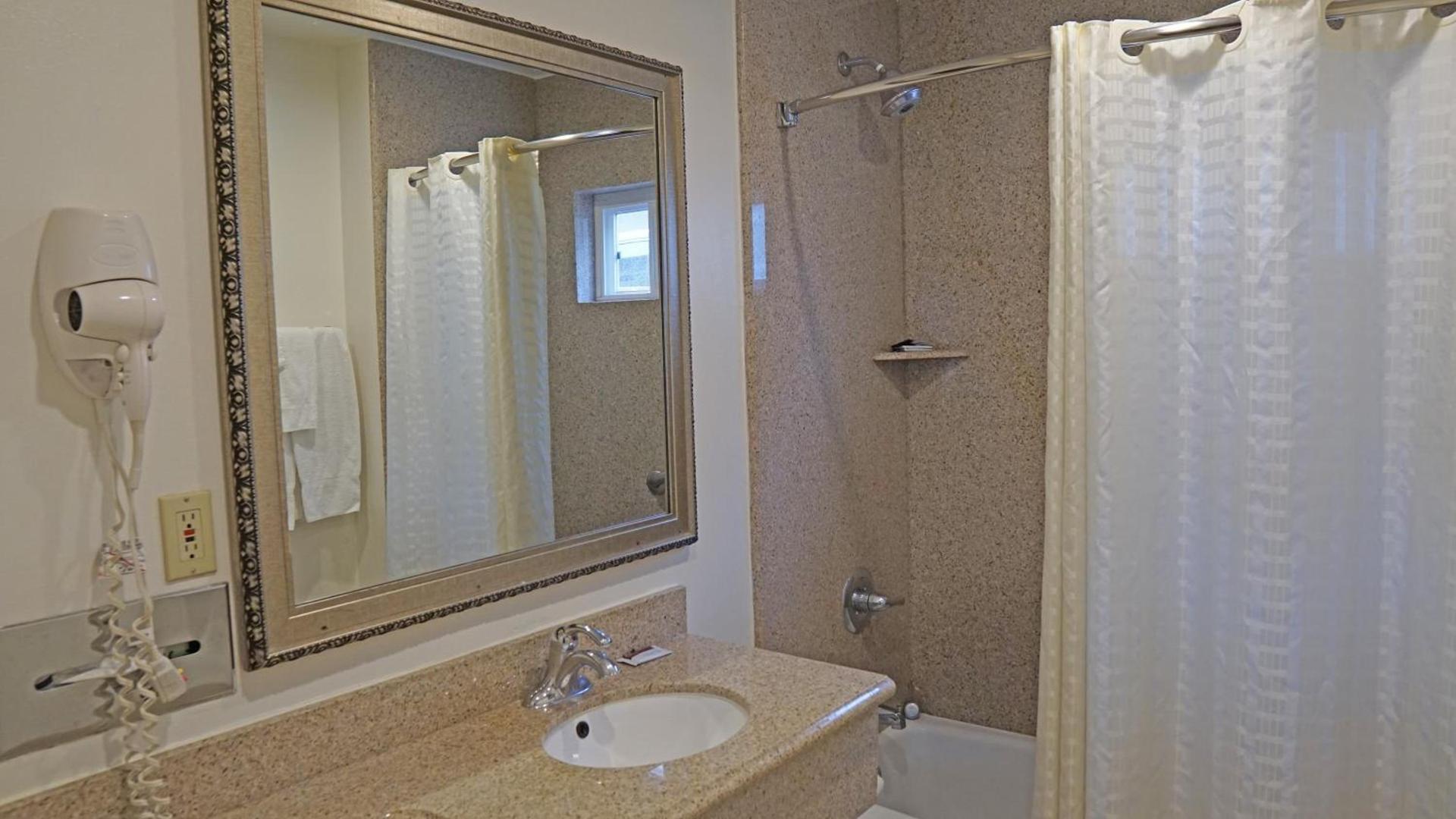 Redondo Inn and Suites photo 4
