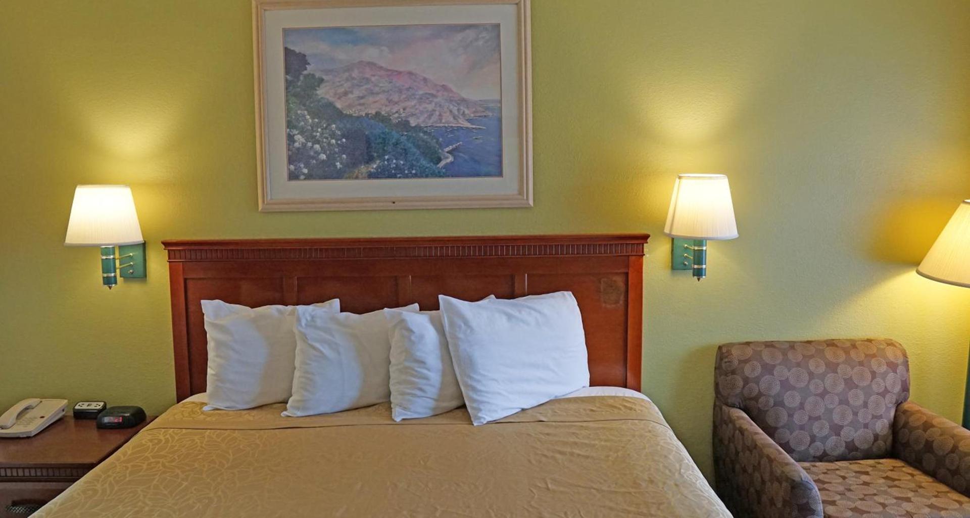 Redondo Inn and Suites photo 5