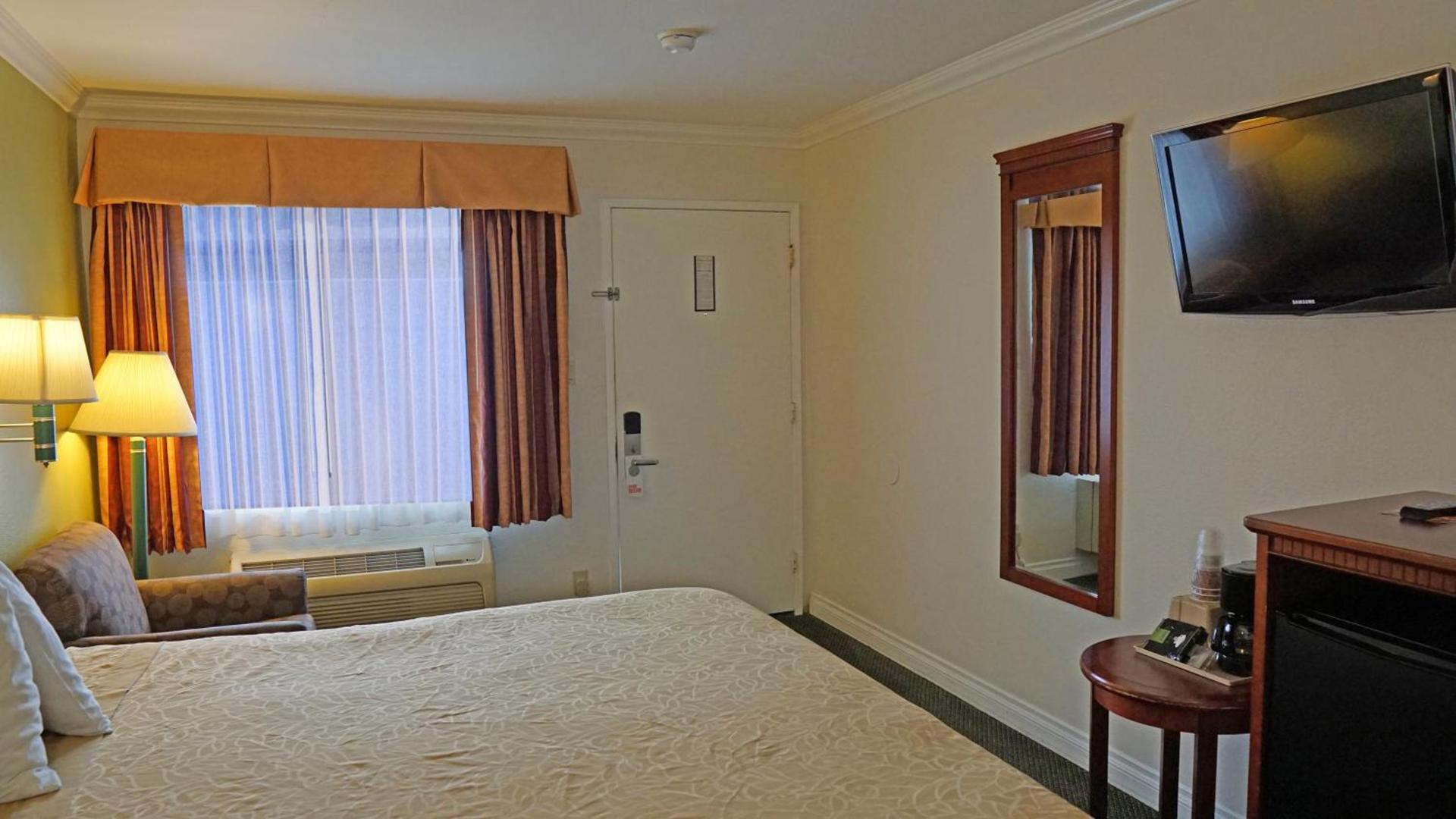 Redondo Inn and Suites photo 6