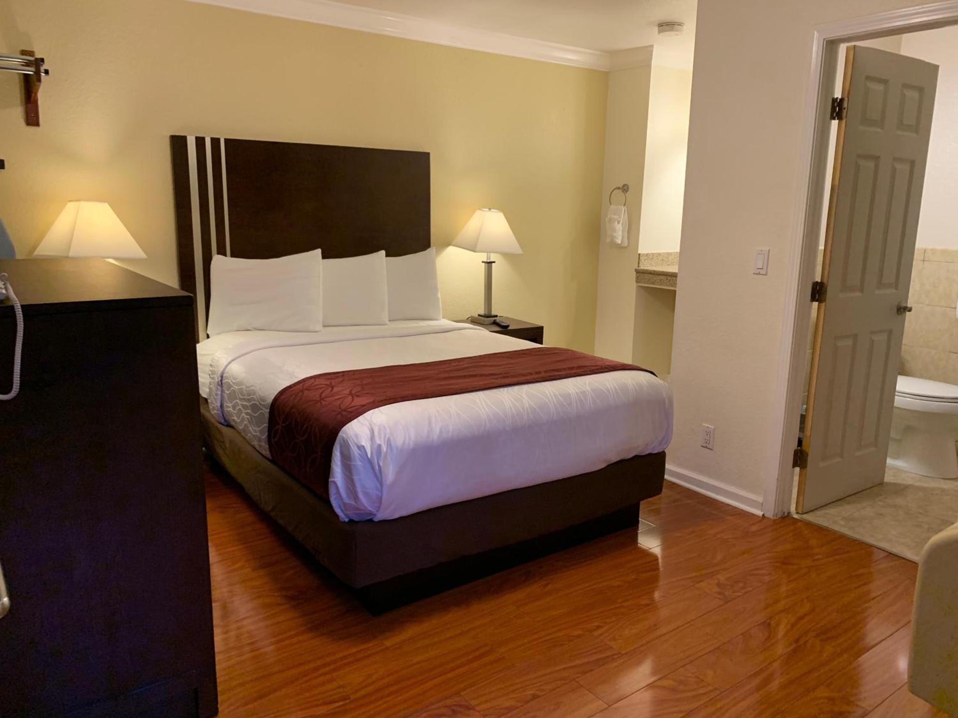 Lombard Plaza Motel photo 26