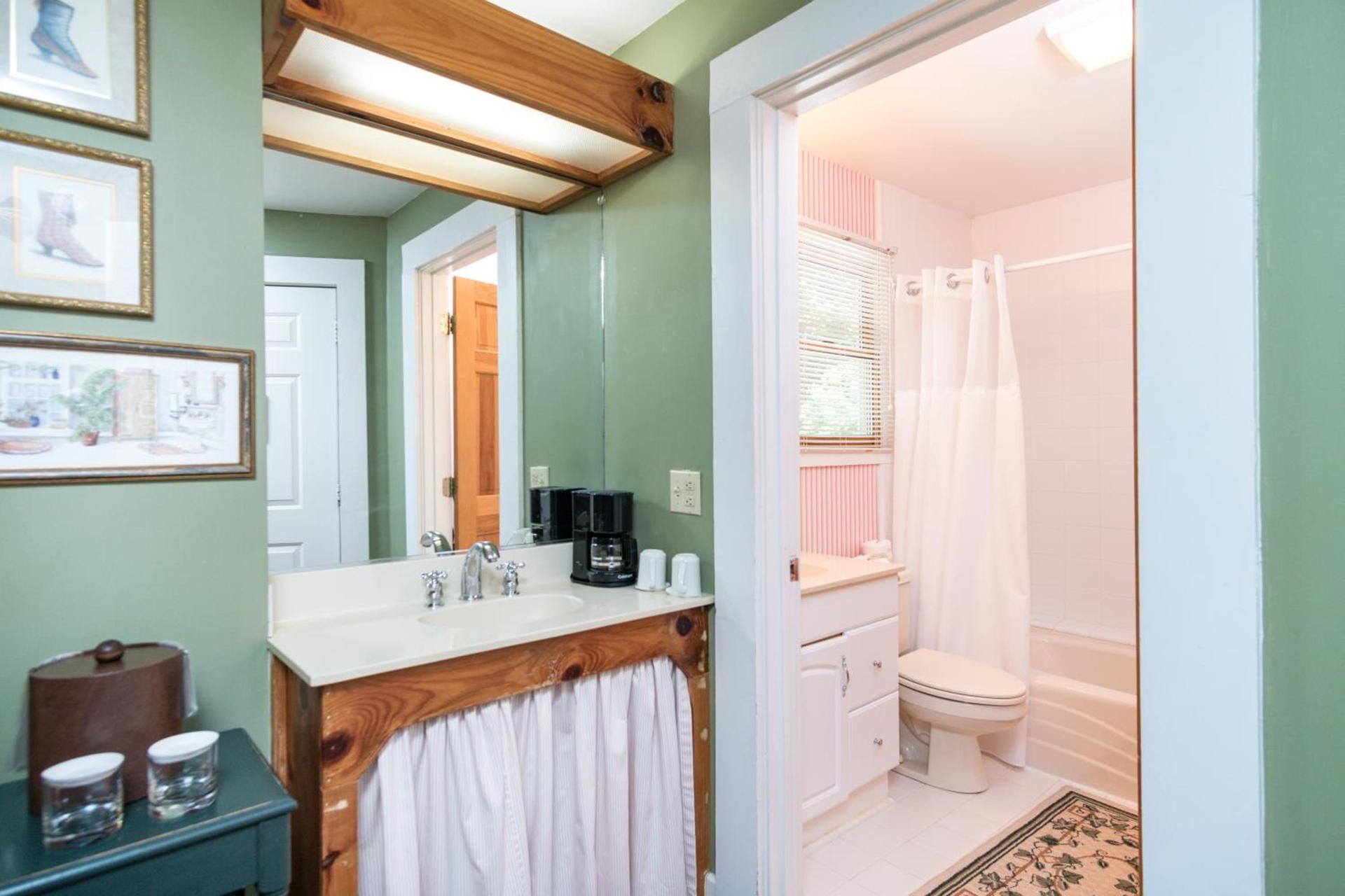 Highland Lake Inn & Resort - Flat Rock photo 52