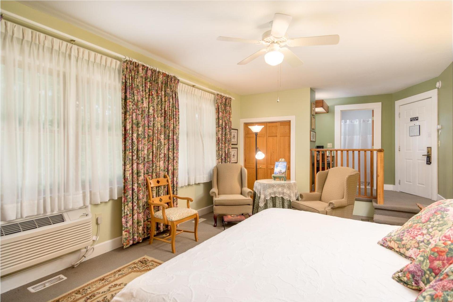 Highland Lake Inn & Resort - Flat Rock photo 54