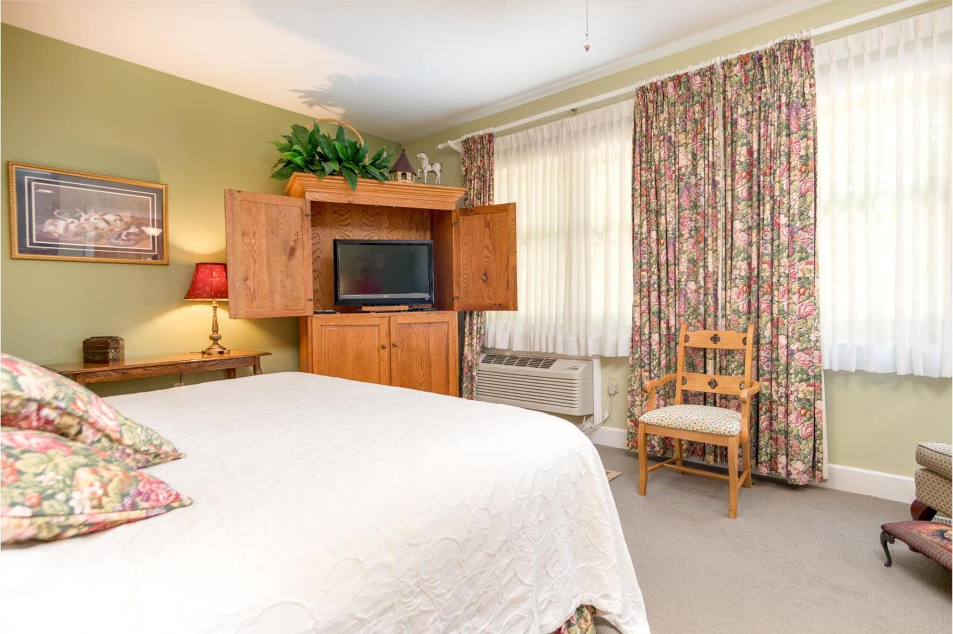 Highland Lake Inn & Resort - Flat Rock photo 55
