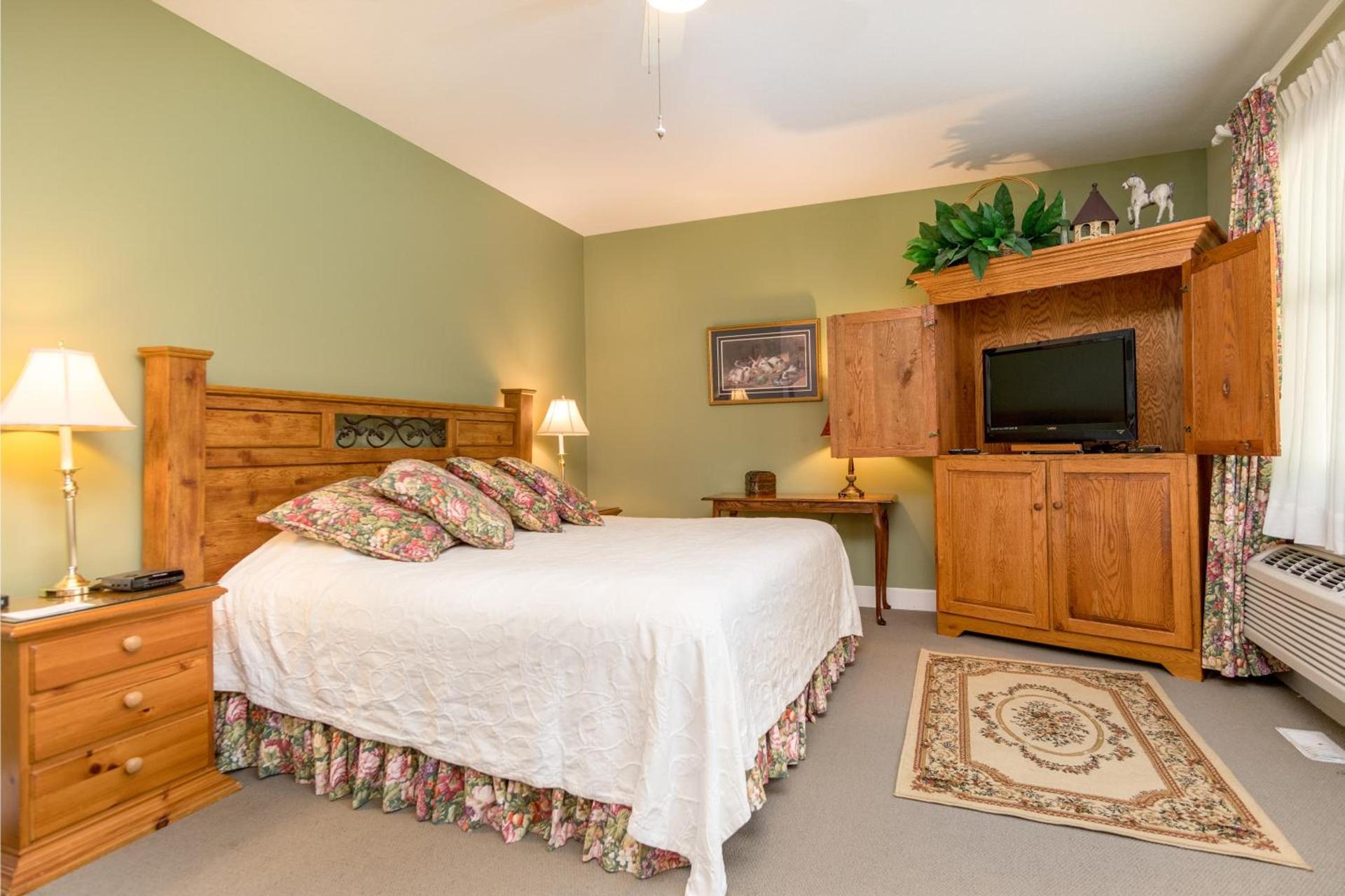 Highland Lake Inn & Resort - Flat Rock photo 56