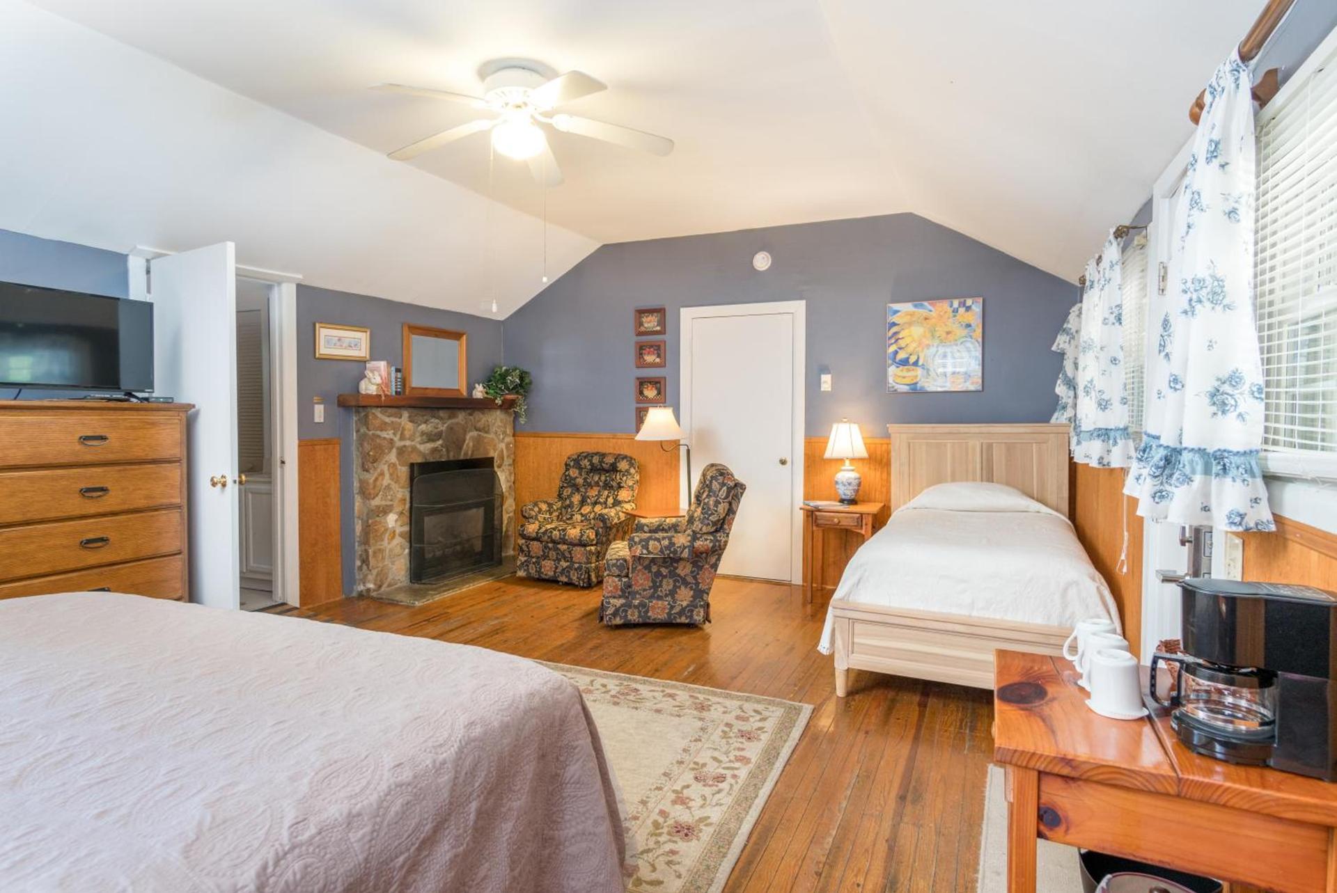 Highland Lake Inn & Resort - Flat Rock photo 41