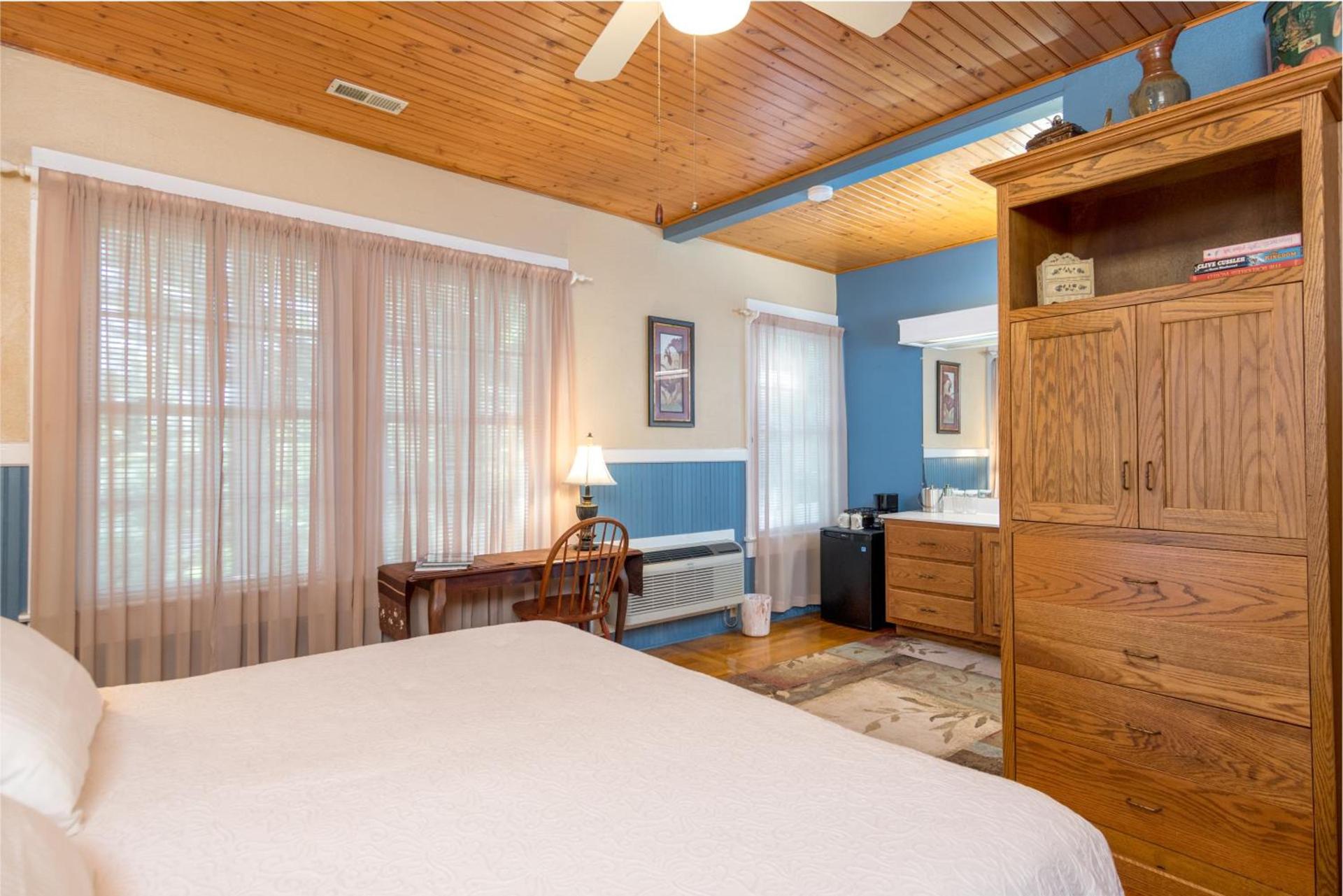 Highland Lake Inn & Resort - Flat Rock photo 35