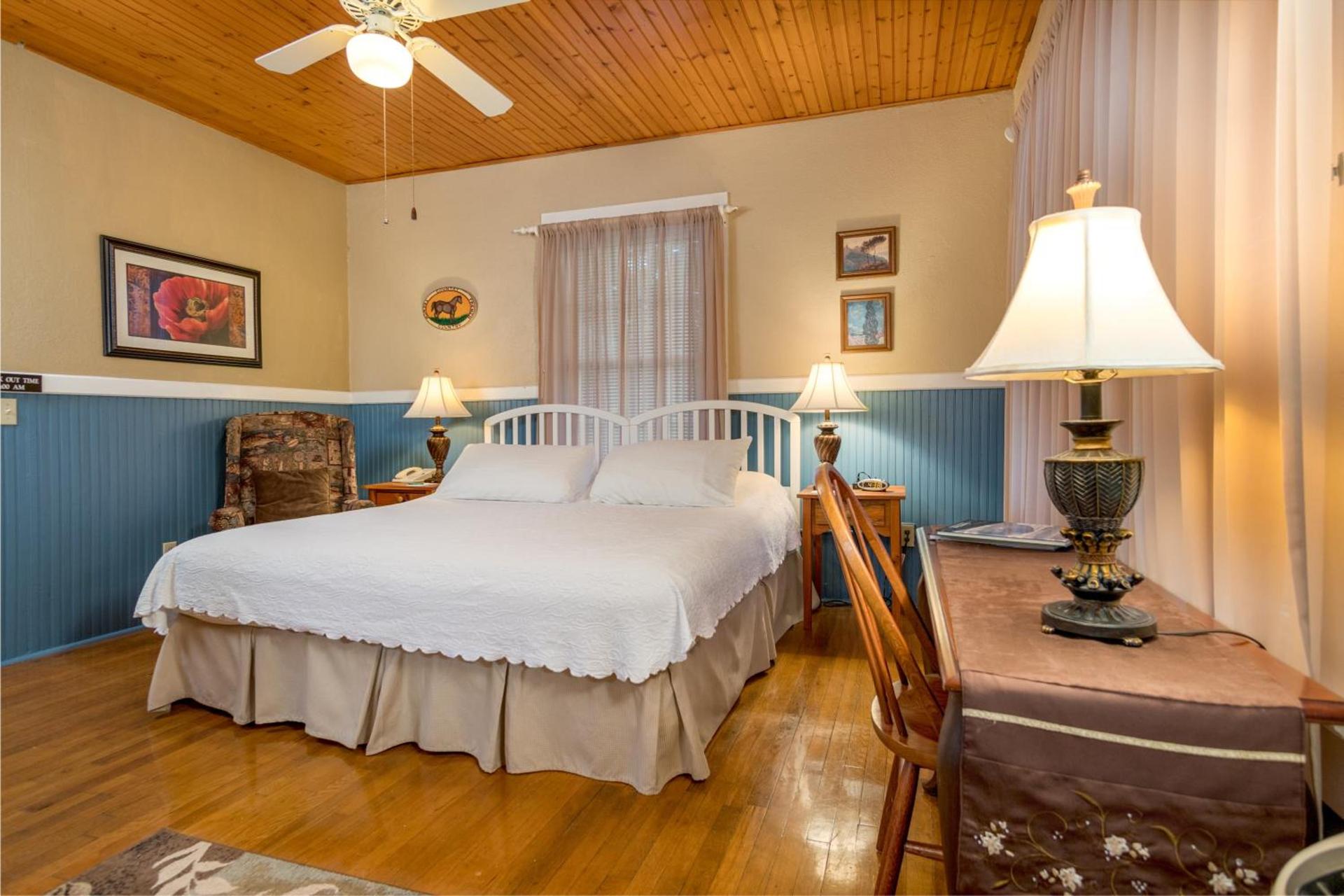 Highland Lake Inn & Resort - Flat Rock photo 2