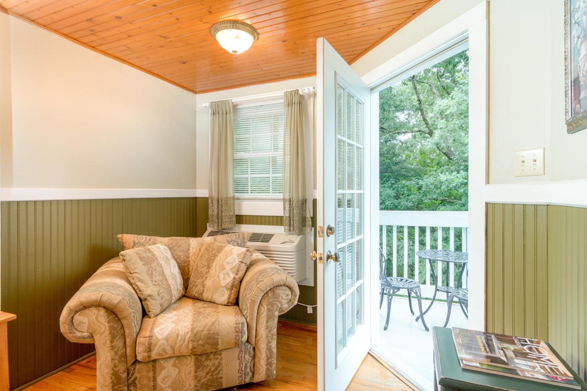 Highland Lake Inn & Resort - Flat Rock photo 30